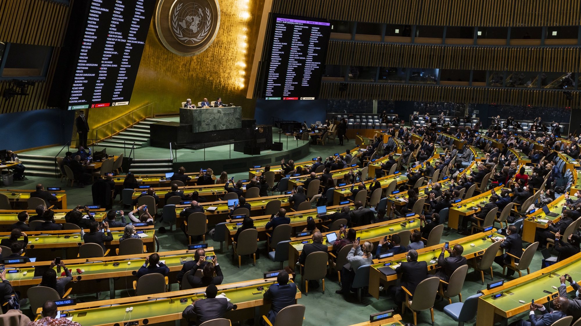 A votação na resolução que condena da Rússia pela invasão na Ucrânia numa Assembleia Geral das Nações Unidas, em Nova Iorque, 2 de março de 2022