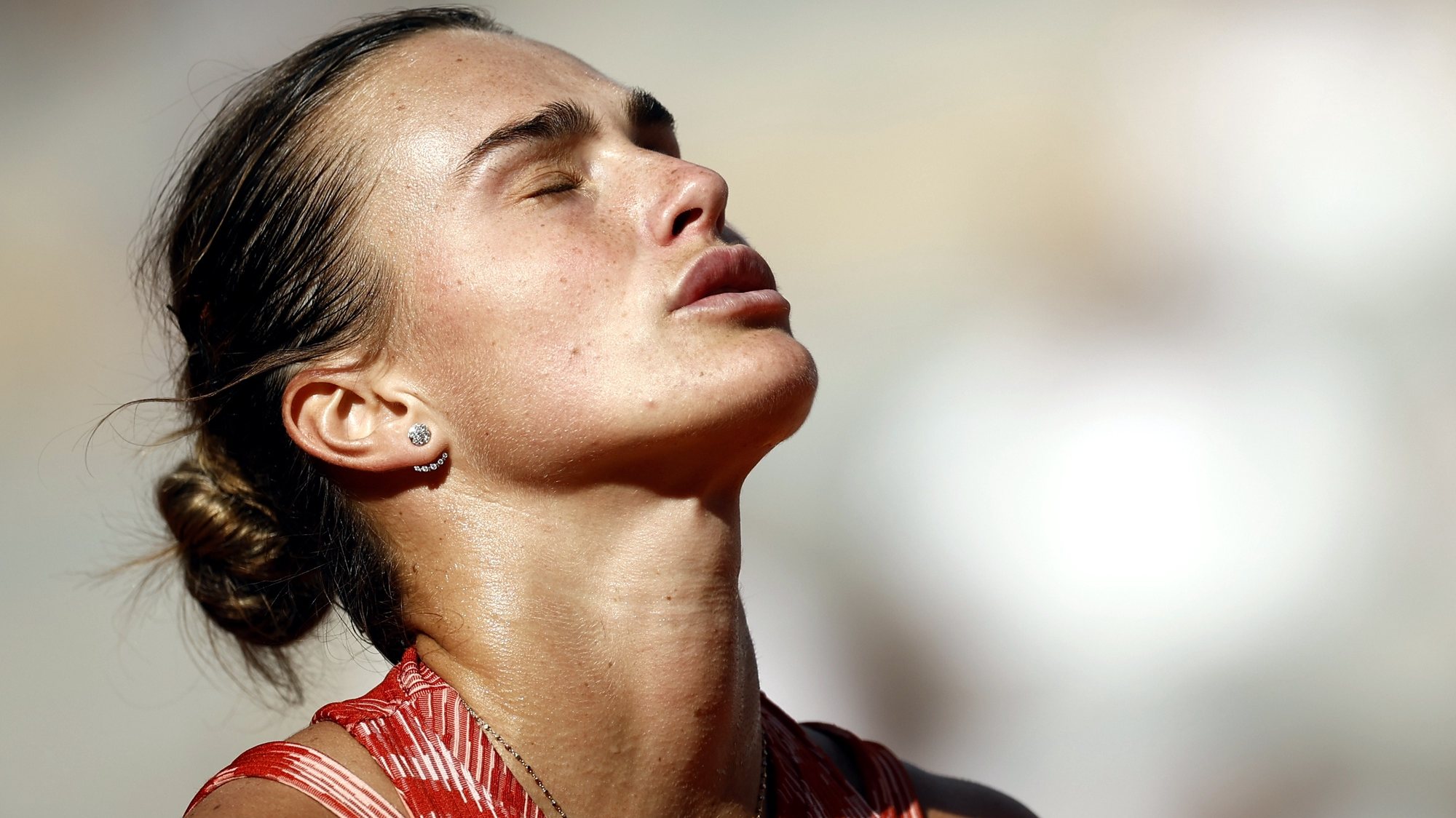 epa11391689 Aryna Sabalenka of Belarus reacts during her Women&#039;s Singles quarterfinal match against Mirra Andreeva of Russia during the French Open Grand Slam tennis tournament at Roland Garros in Paris, France, 05 June 2024.  EPA/YOAN VALAT