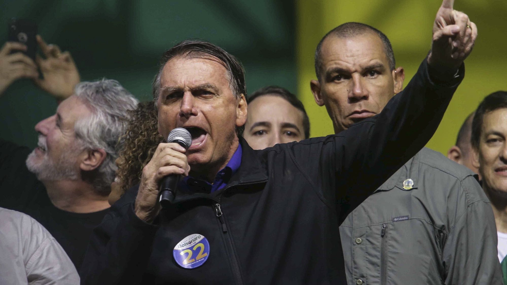 epaselect epa10212137 The president of Brazil and candidate for re-election, Jair Bolsonaro, participates in a campaign rally, in Santos, Brazil, 28 September 2022. Bolsonaro affirmed this 28 September that in Sunday&#039;s elections the country will risk &#039;its freedom&#039;, while former president Luiz Inacio Lula da Silva dedicated the day to preparing for the last debate of the campaign. Four days before the appointment with the polls, Lula, candidate of a progressive front, maintains a clear advantage of between 12 and 15 points in relation to the leader of the extreme right, who visited the city of Santos, on the coast of the state of Sao Paulo.  EPA/Guilherme DionÃ­sio
