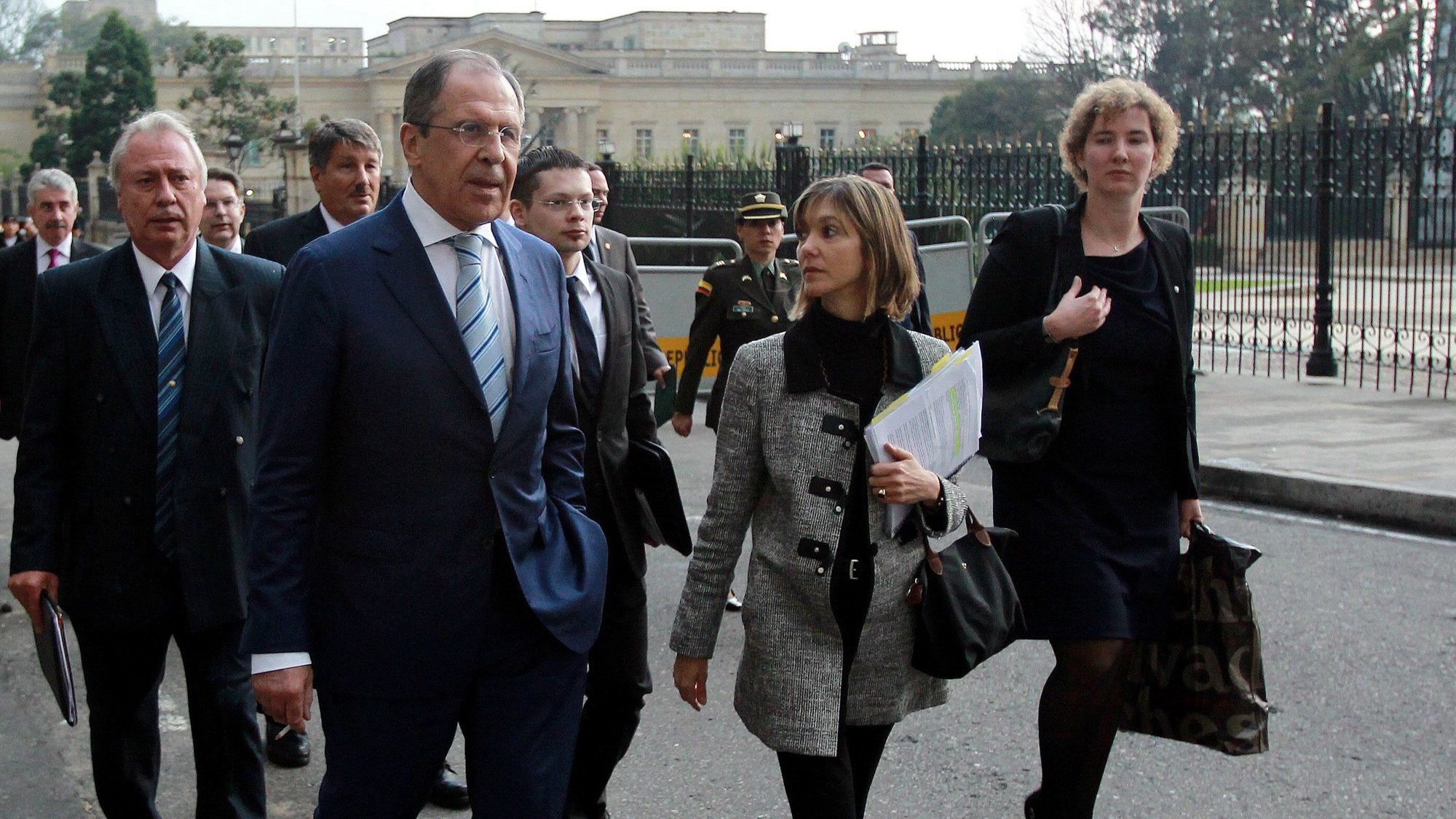 Ministro dos negócios estrangeiros russos, Sergey Lavrov (E)), visita o ministérios dos negócios estrangeiros colombianos. .EPA/Mauricio Dueñas Castañeda