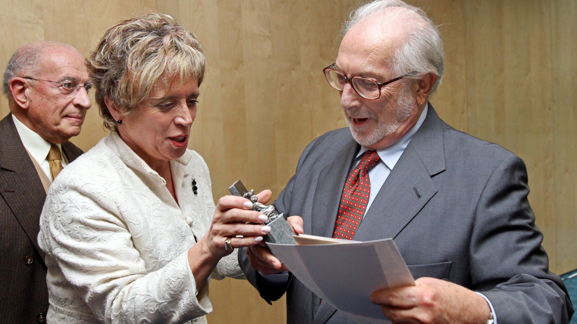 A Ministra da Cultura, Isabel Pires de Lima, entrega o prémio literário Inês de Castro ao escritor Pedro Tamen, no Hotel Quinta das Lágrimas, em Coimbra, 12 de Janeiro de 2008. LUSA/PAULO NOVAIS