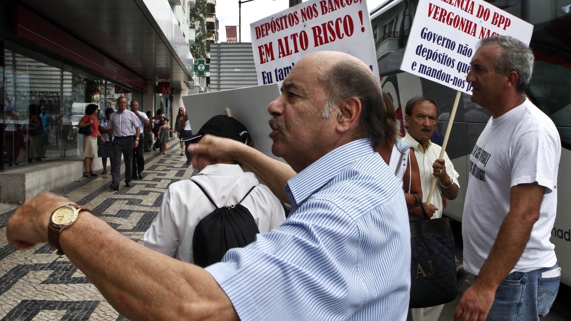 Os clientes lesados do Banco Privado Português (BPP) manifestam-se contra a situação que vivem desde 2008, e protestam junto das agências dos bancos que interpuseram providências cautelares para impedir o acesso ao FGD e ao SII, em Lisboa, 13 de junho de 2010. JOÃO RELVAS/LUSA