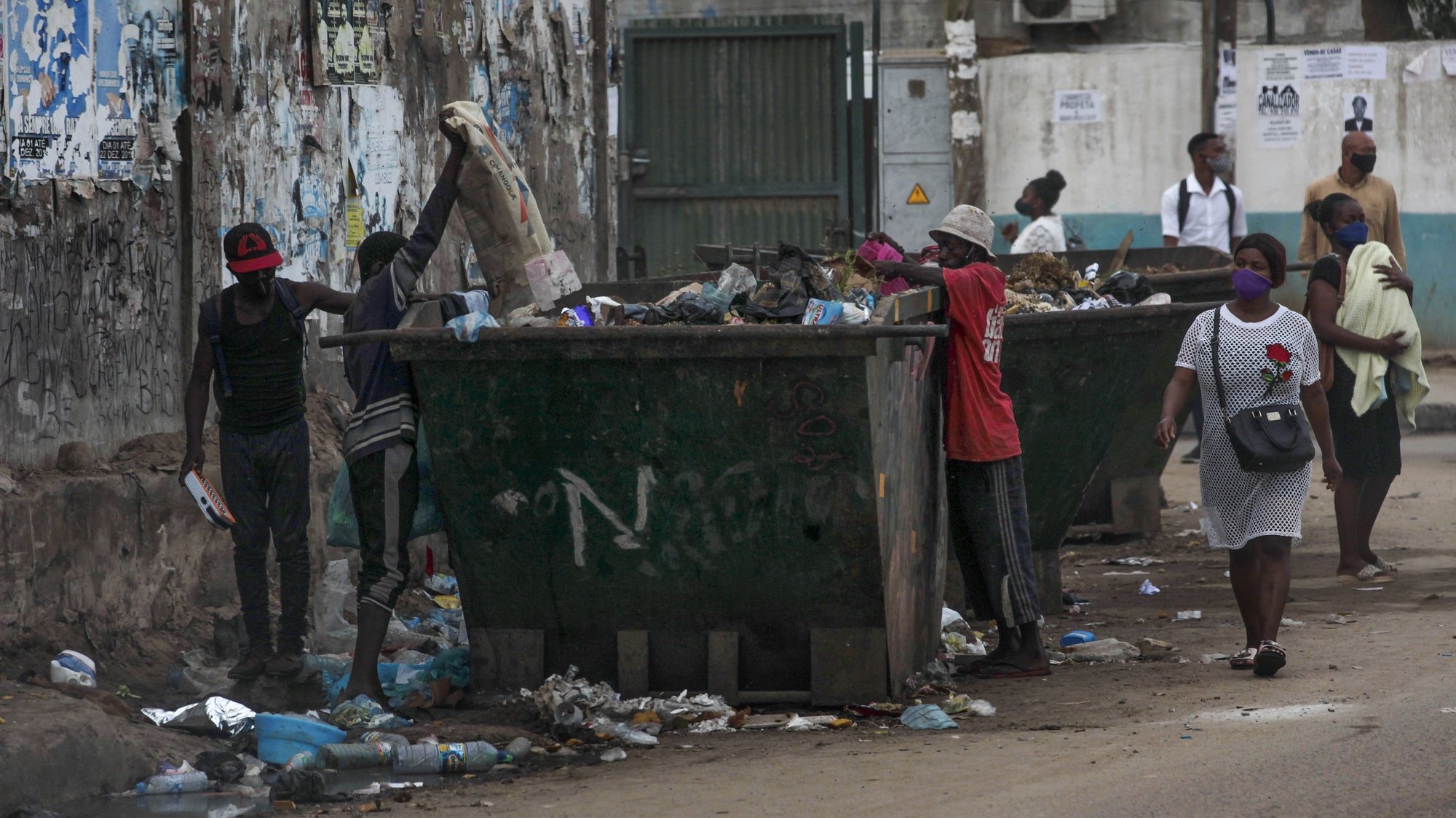 Crianças vasculham o lixo num contentor em Luanda, Angola, 28 de outubro de 2020. “Quase todas as histórias de quem vive na rua começam de forma triste, nascidas da violência e da pobreza, mas algumas têm um final feliz. Tal como outras crianças, também estes meninos e meninas têm sonhos e há até quem ambicione tornar-se o próximo presidente da República de Angola.(ACOMPANHA TEXTO DA LUSA DO DIA 12 DE DEZEMBRO DE 2020). AMPE ROGÉRIO/LUSA