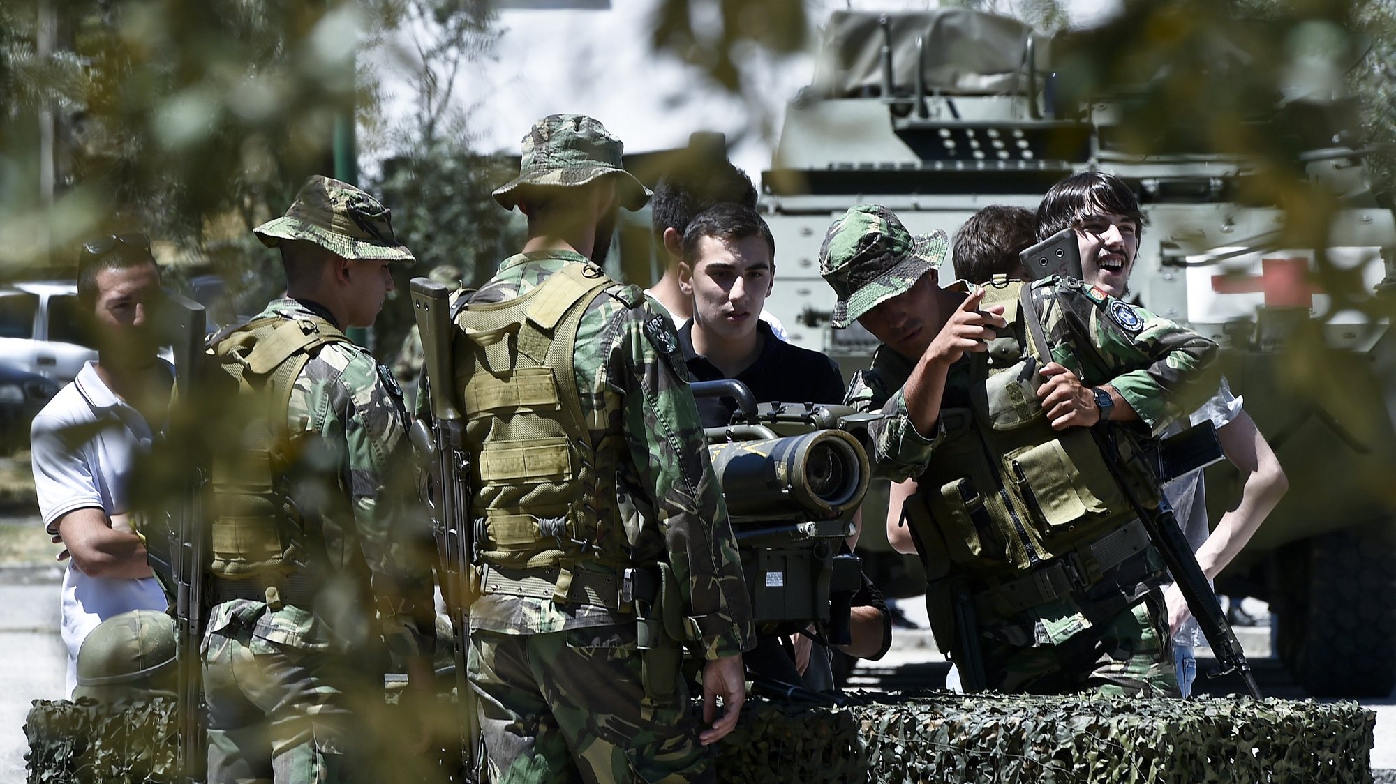 Um grupo de jovens observa alguma artilharia militar durante as atividades do Dia da Defesa Nacional no Regimento de Infantaria 14, em Viseu, 25 de Junho de 2016. NUNO ANDRÉ FERREIRA/LUSA.