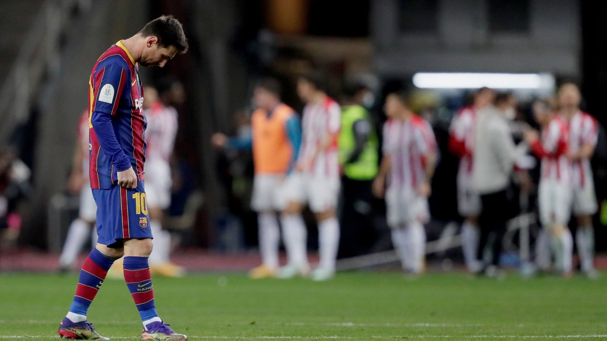 Lionel Messi teve um regresso para esquecer e terminou de cabeça perdida com uma agressão que valeu vermelho direto