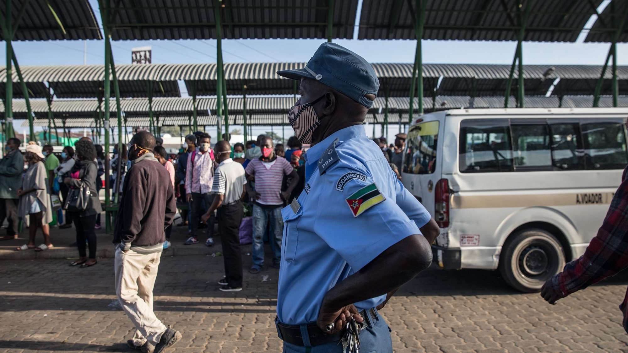 Um agente da polícia no terminal Rodoviário de Xiquelene, em Maputo, Moçambique, 01 junho 2020. Primeiro dia da segunda prorrogação do estado de emergência em Moçambique que teve inicio às zero horas do dia 31 de maio, devido a pandemia de Covid19. RICARDO FRANCO/LUSA