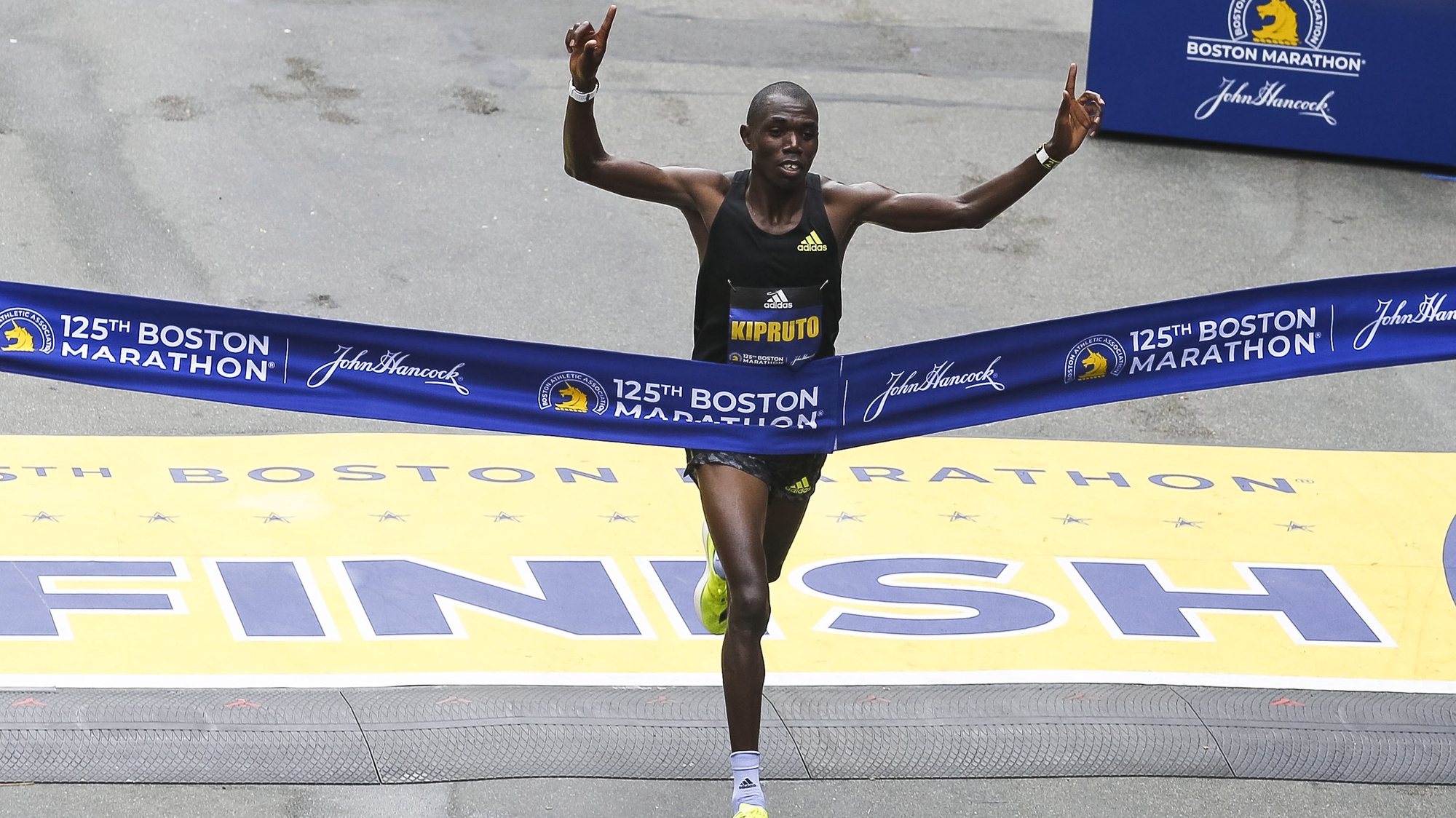 epa09518844 Benson Kipruto of Kenya crosses the finish line in first place to win the men’s race of the 125th Boston Marathon in Boston, Massachusetts, USA, 11 October 2021.  EPA/HERB SWANSON
