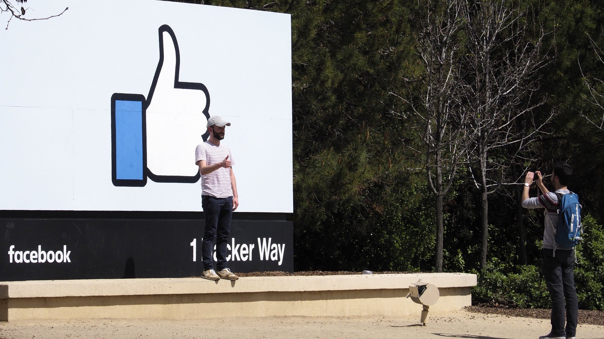 epa08967901 (FILE) -  A person has his picture taken in from of Facebook&#039;s &#039;Like&#039; icon signage in front of their campus building in Menlo Park, California, USA, 30 March 2018 (reissued 26 January 2021). Facebook is to publish their 4th quarter 2020 results on 27 January 2021.  EPA/JOHN G. MABANGLO *** Local Caption *** 54232824