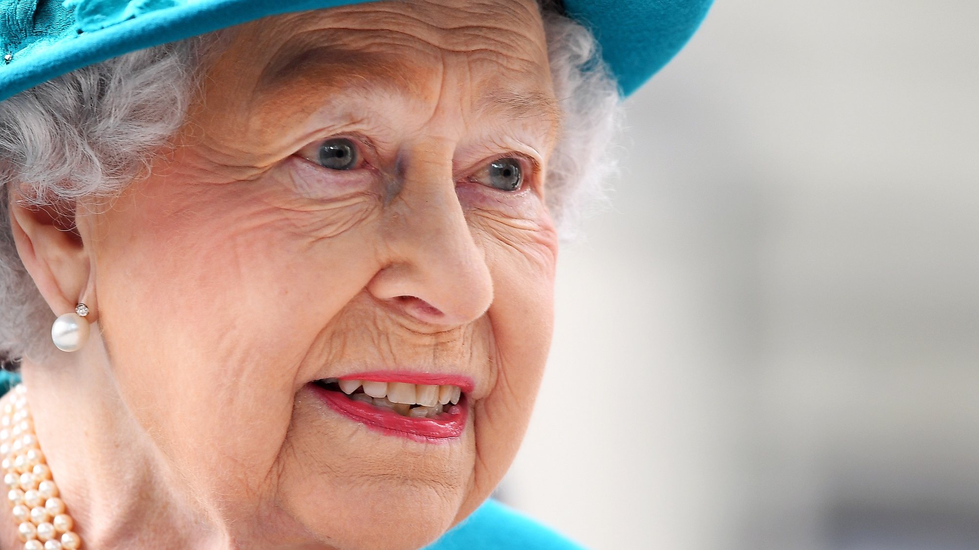 epa09774013 (FILE) - Britain&#039;s Queen Elizabeth II arrives to officially open the new Cyber Crime Security centre in London, Britain, 14 February 2017 (reissued 20 February 2022). The Buckingham Palace on 20 February 2022 confirmed the British monarch being tested positive for Covid-19. A spokersperson of the palace was cited as saying that Her Majesty, The Queen, was &#039;experiencing mild cold-like symptoms&#039; and that &#039;she expects to continue light duties at Windsor this week.&#039;  EPA/ANDY RAIN