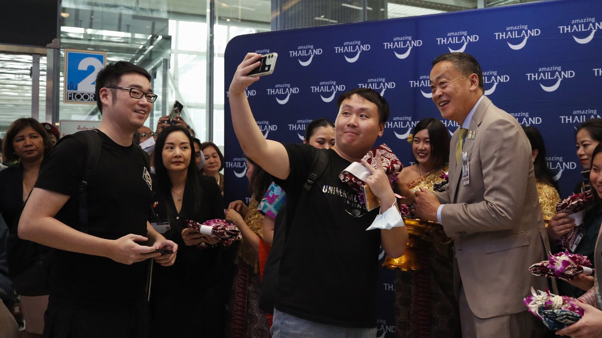 epa10881906 Visa exemption Chinese tourists departing from Shanghai are welcomed by Thai Prime Minister Srettha Thavisin (R) during a welcoming ceremony to mark the first day of the government&#039;s visa-free scheme at Suvarnabhumi International Airport in Samut Prakan province, Thailand, 25 September 2023. The Thai government granted the five-month visa exemption scheme for Chinese and Kazakhs tourists effective from 25 September 2023 to 29 February 2024 which aims to generate tourism revenue.  EPA/RUNGROJ YONGRIT
