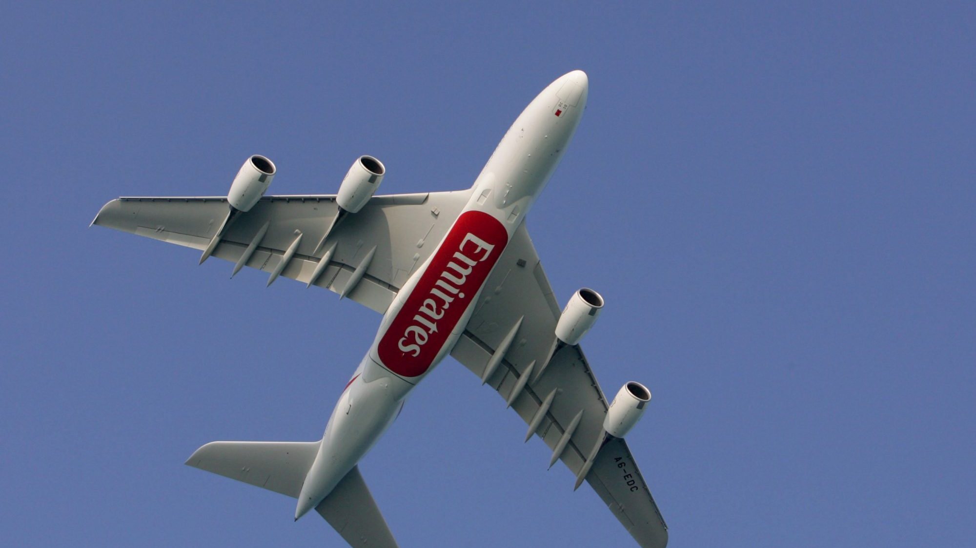 Nos últimos 10 anos, a Emirates SkyCargo, a divisão de carga aérea da companhia aérea, transportou cerca de 130.000 toneladas de e para o país, incluindo mercadorias de vestuário de moda, calçado, eletrónica