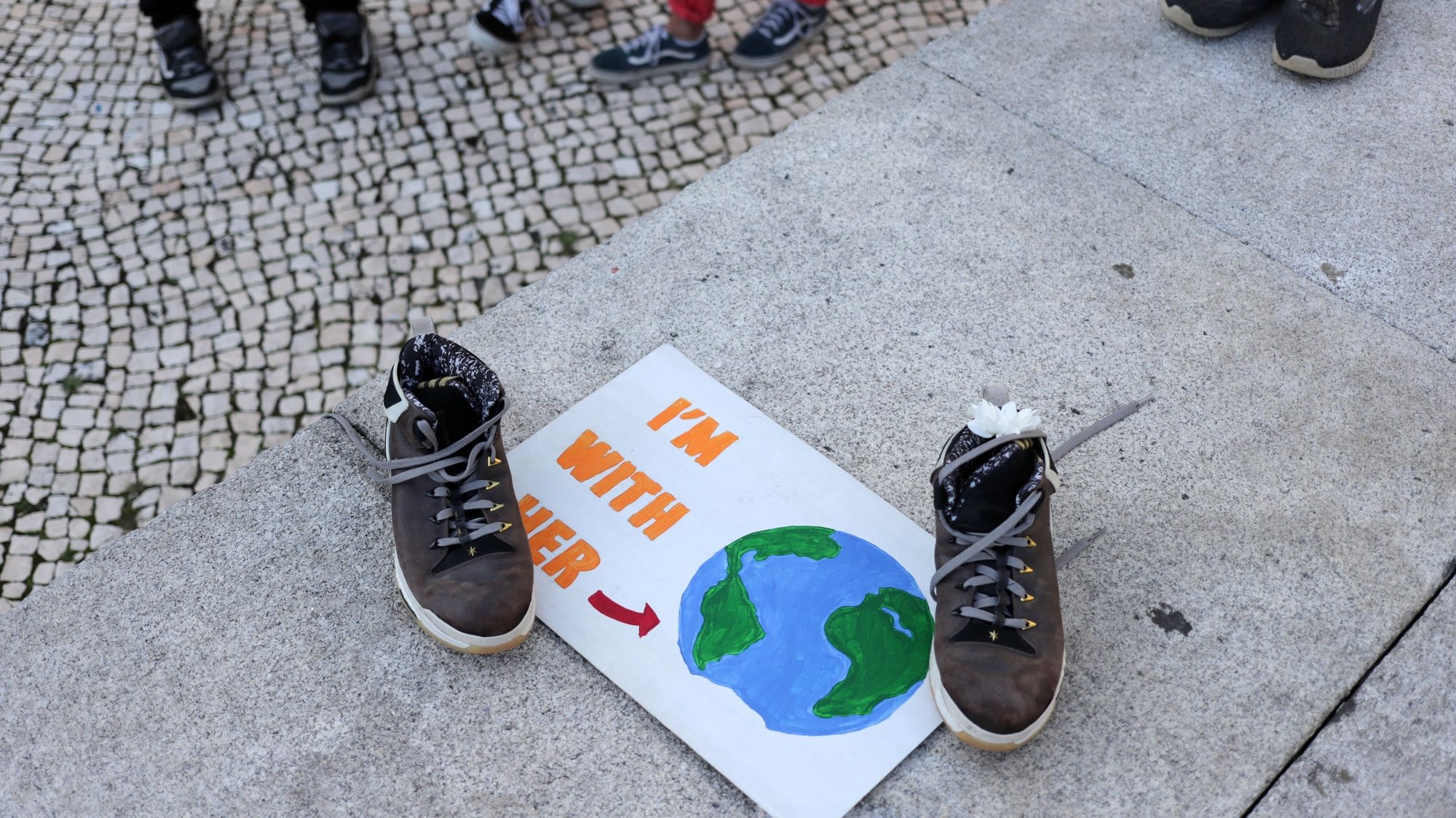 Manifestação Climática Global organizada pelo movimento Salvar o Clima, na sequência da iniciativa internacional liderada pela ativista sueca Greta Thunberg destinada a exigir medidas ambientais em defesa do planeta, no Porto, 25 de setembro de 2020. ESTELA SILVA/LUSA