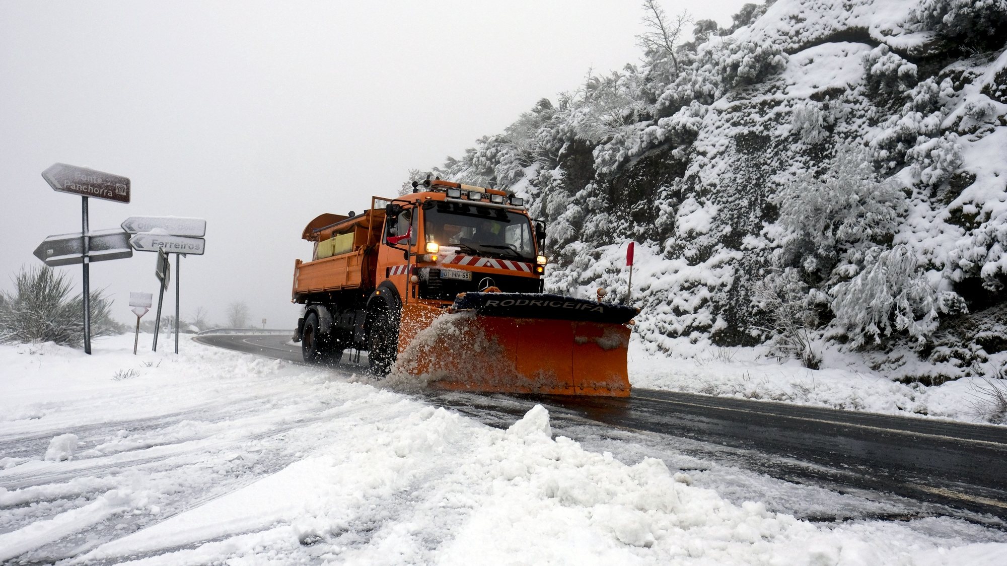 Uma viatura limpa neve desimpede a estrada N321 que liga Castro Daire a Cinfães pela Serra do Montemuro, depois do  forte nevão que caiu no norte do distrito de Viseu, em Castro Daire, 10 de fevereiro de 2017. NUNO ANDRÉ FERREIRA/LUSA