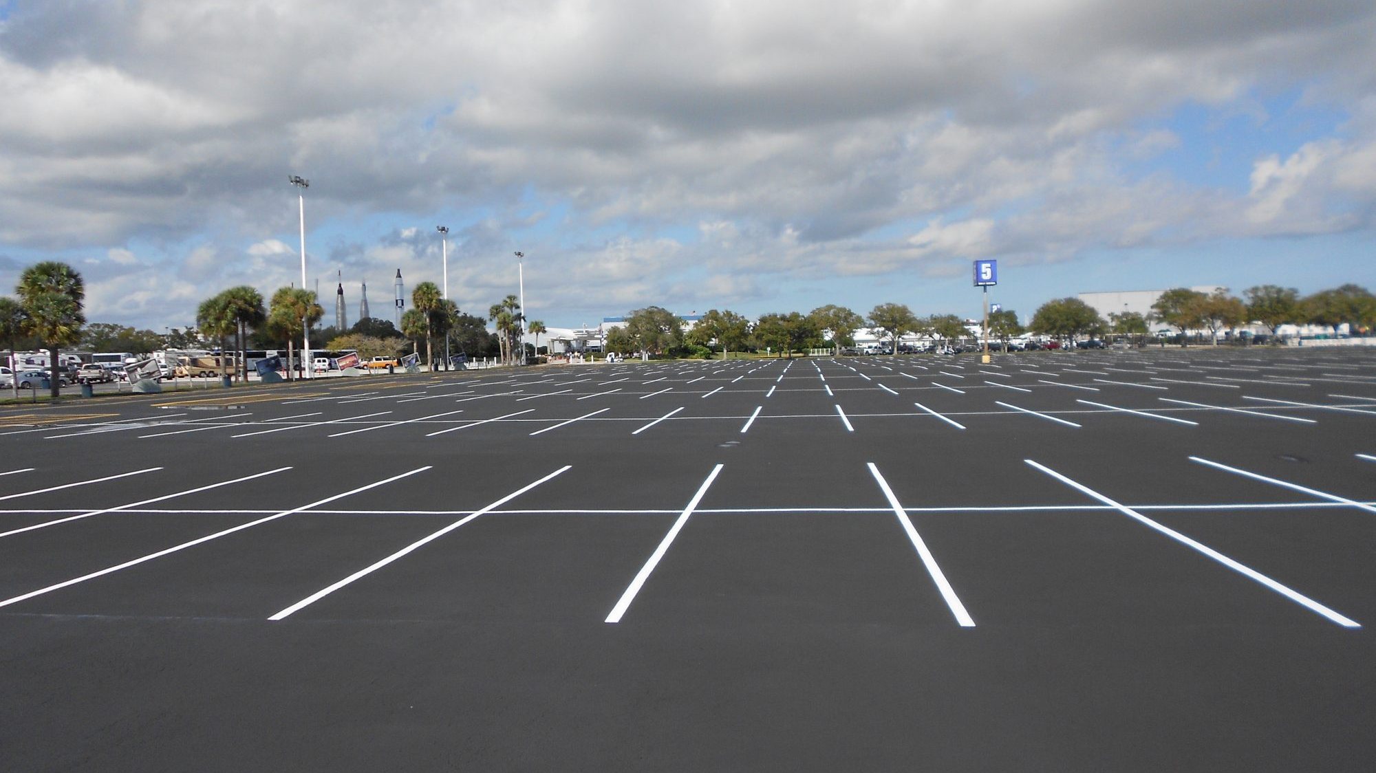 Defende-se que sejam encontradas soluções para o estacionamento e mobilidade no concelho.