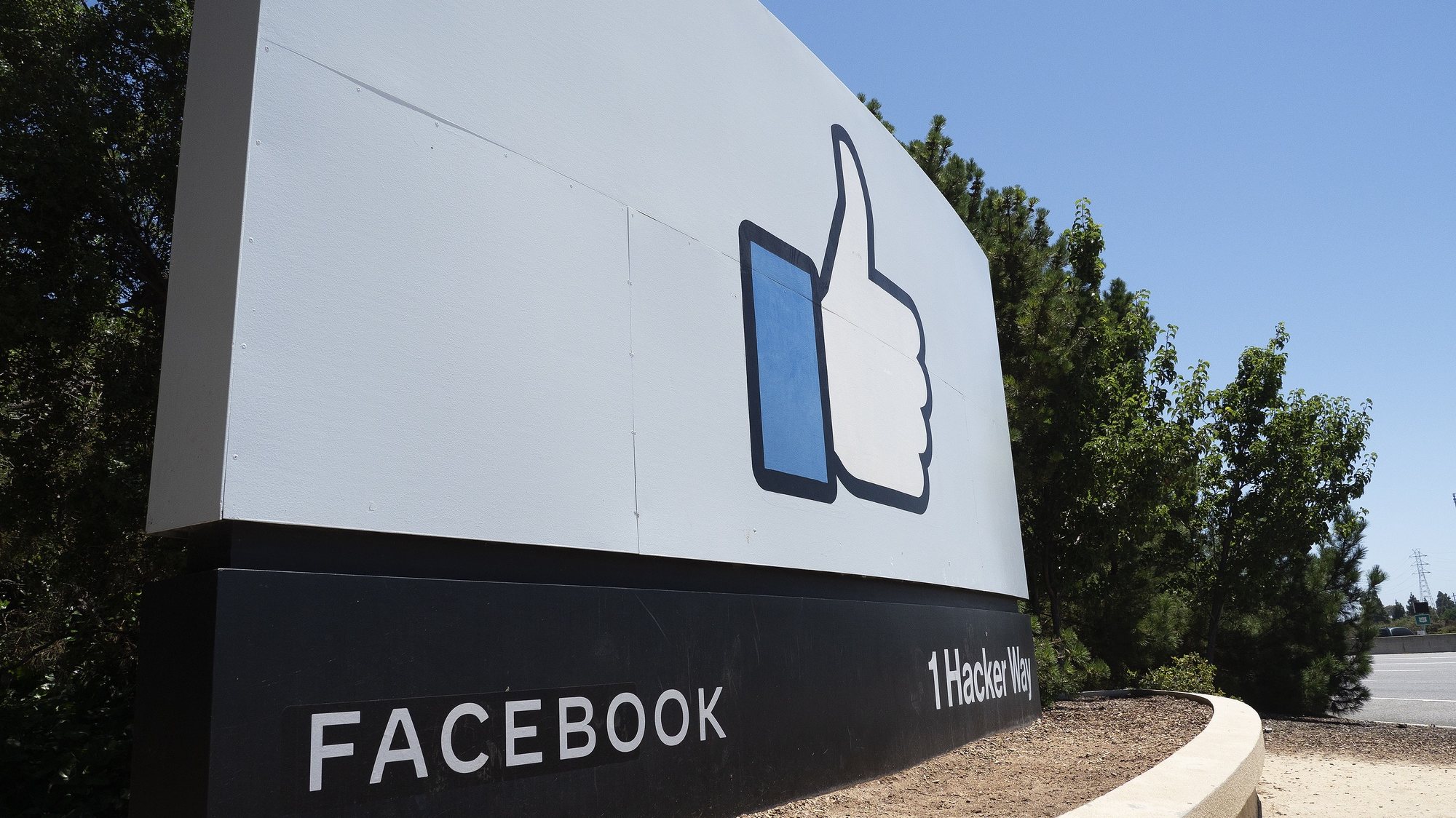epa08516890 A view of the iconic Facebook thumbs up &#039;Like&#039; in Menlo Park, California, USA, 29 June 2020. The &#039;Stop Hate for Profit&#039; campaign is getting more advertisers to boycott Facebook with its handling of hate speech and misinformation.  EPA/JOHN G. MABANGLO