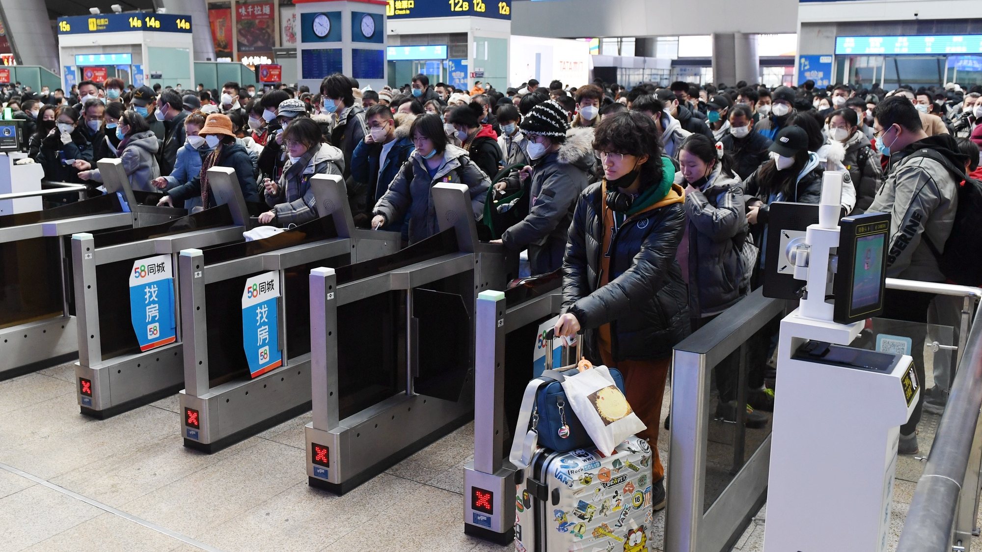epaselect epa10395087 Passengers go through automatic ticket gates at Beijing South Railway Station in Beijing, China, 07 January 2023 (issued 08 January 2023). The Spring Festival or Chunyun travel rush in China will continue for 40 days. Chunyun in 2023 will last from 07 January until 15 February.  EPA/XINHUA / Zhang Chenlin CHINA OUT / MANDATORY CREDIT  EDITORIAL USE ONLY