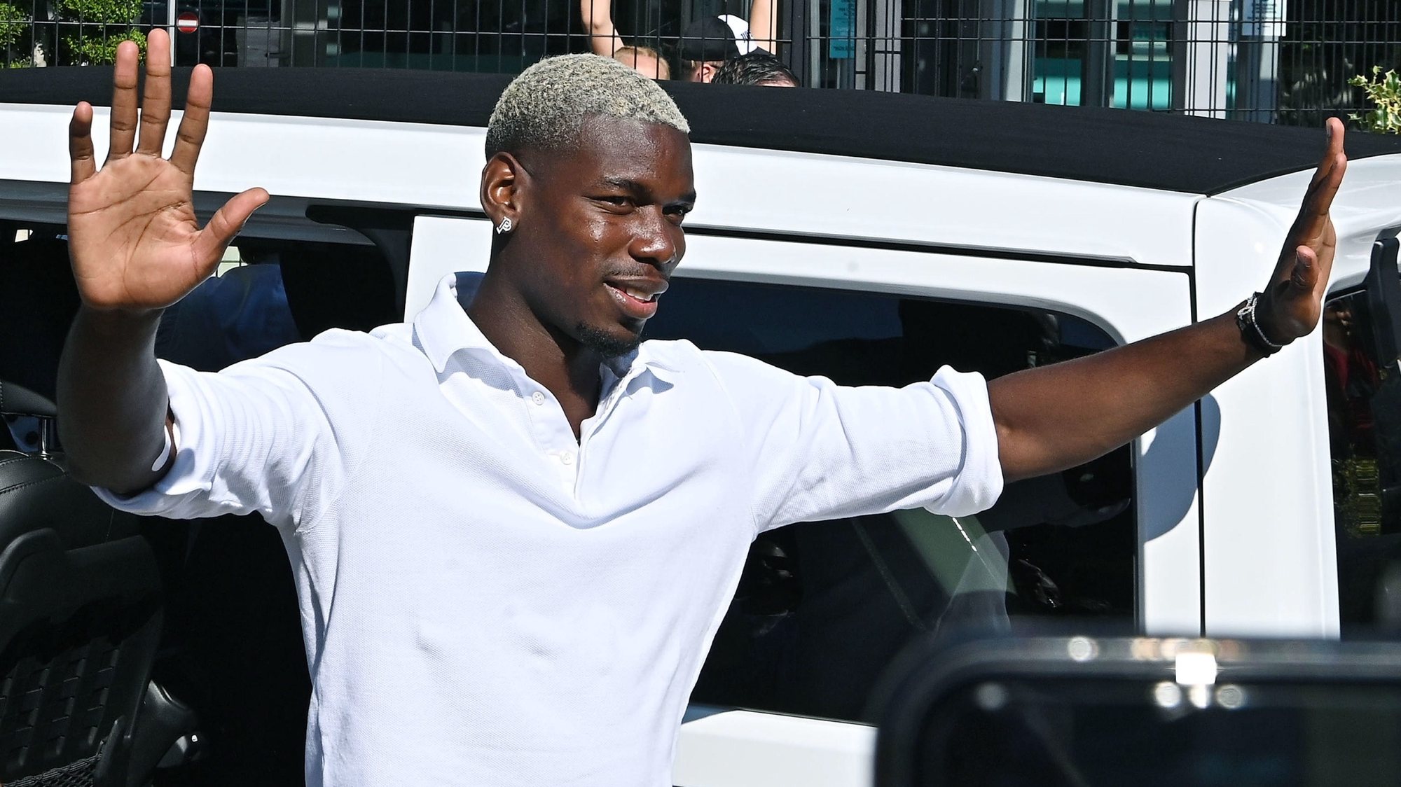 epa10061127 New Juventus&#039; player Paul Pogba arrives at the J Medical center to undergo medical tests, in Turin, Italy, 09 July 2022. The French international has arrived in Turin to complete his return to Italian Serie A soccer side Juventus on a free transfer.  EPA/Alessandro Di Marco