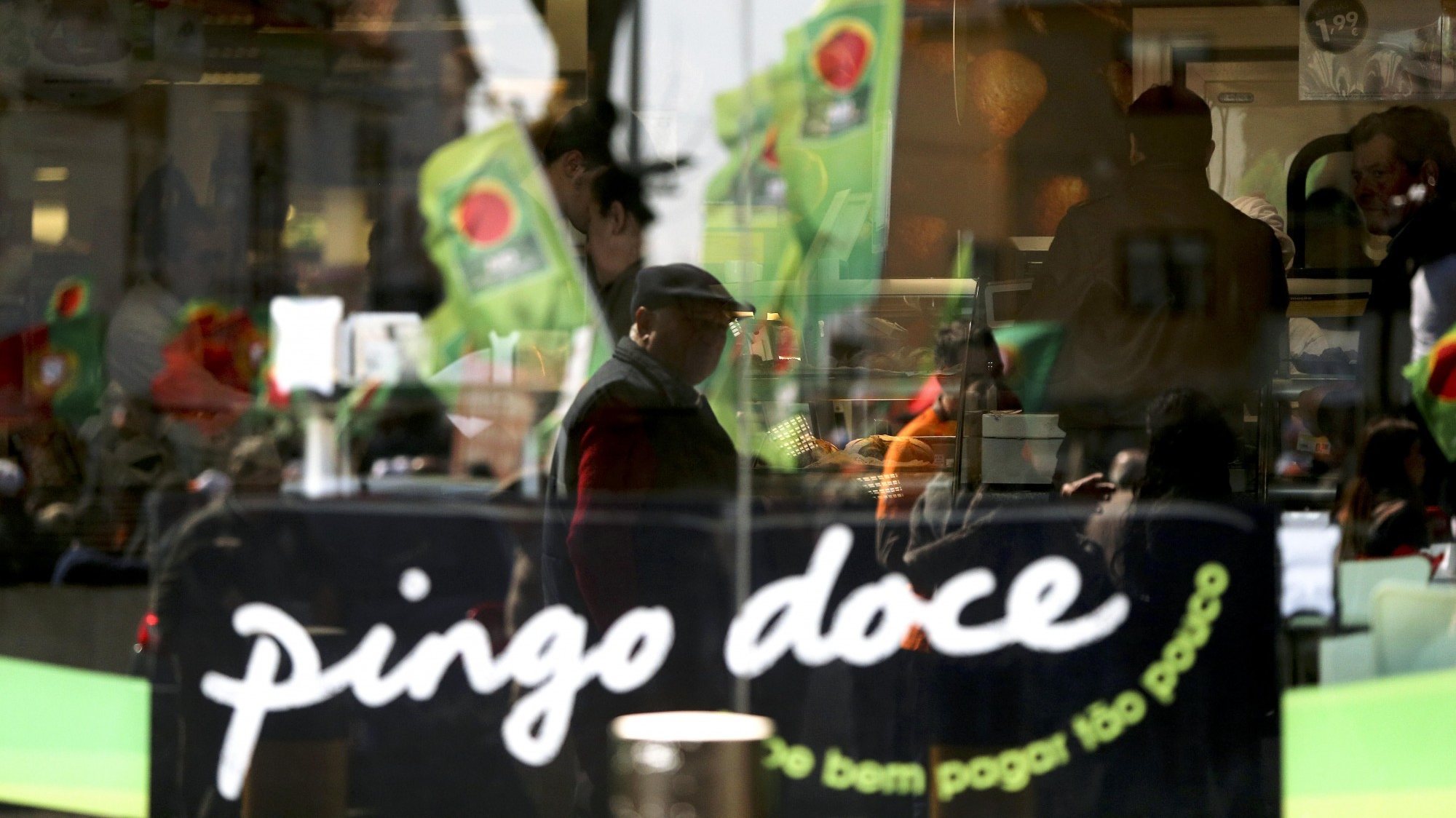O Pingo Doce vai abrir a maioria das suas lojas às 6h30 e encerrar às 22h, procurando assim contribuir para evitar a concentração de pessoas