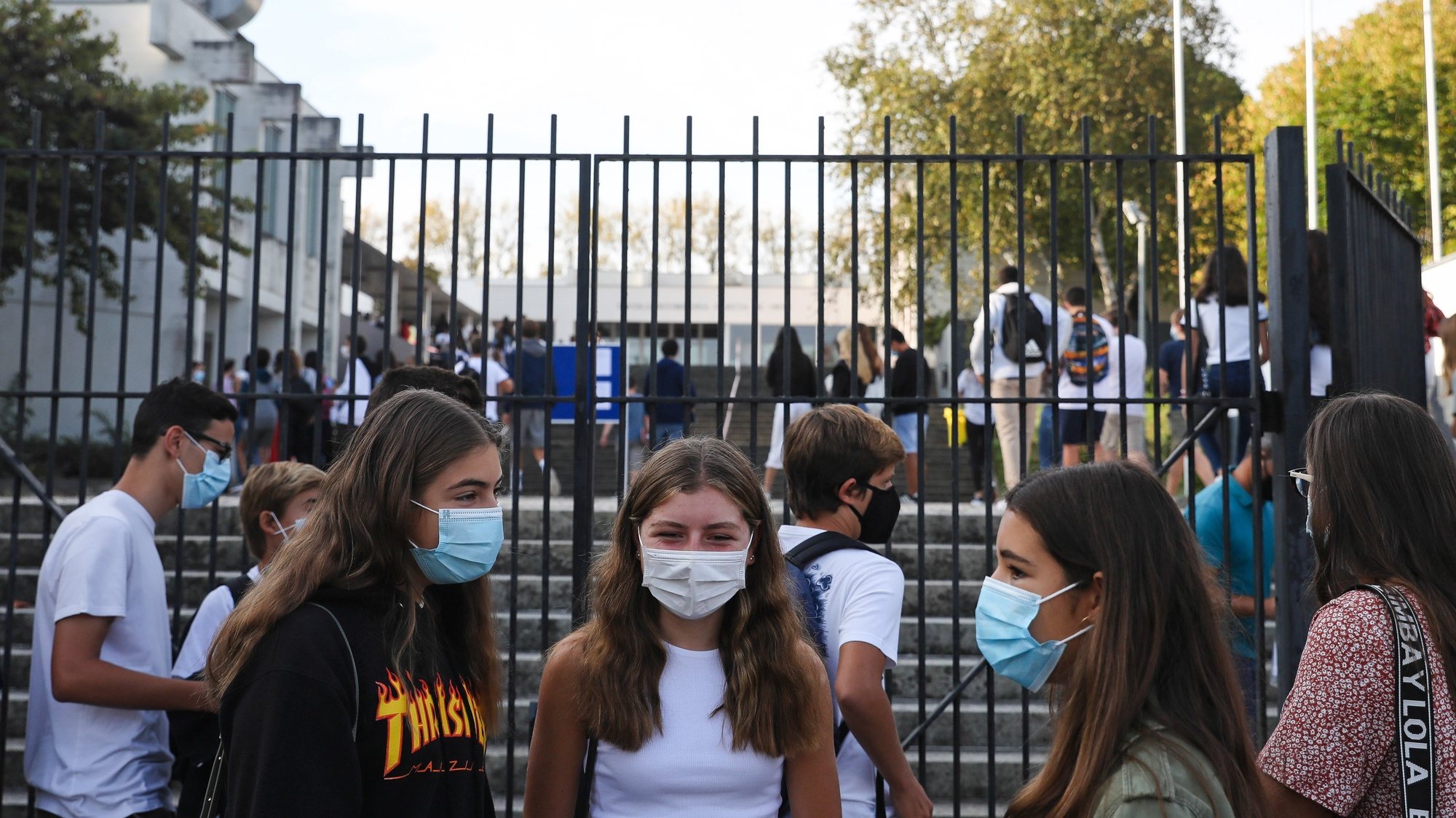 Alunos da Escola Secundária Garcia da Orta no primeiro dia de aulas em plena pandemia de Covid-19, no Porto, 17 de setembro de 2020. JOSÉ COELHO/LUSA