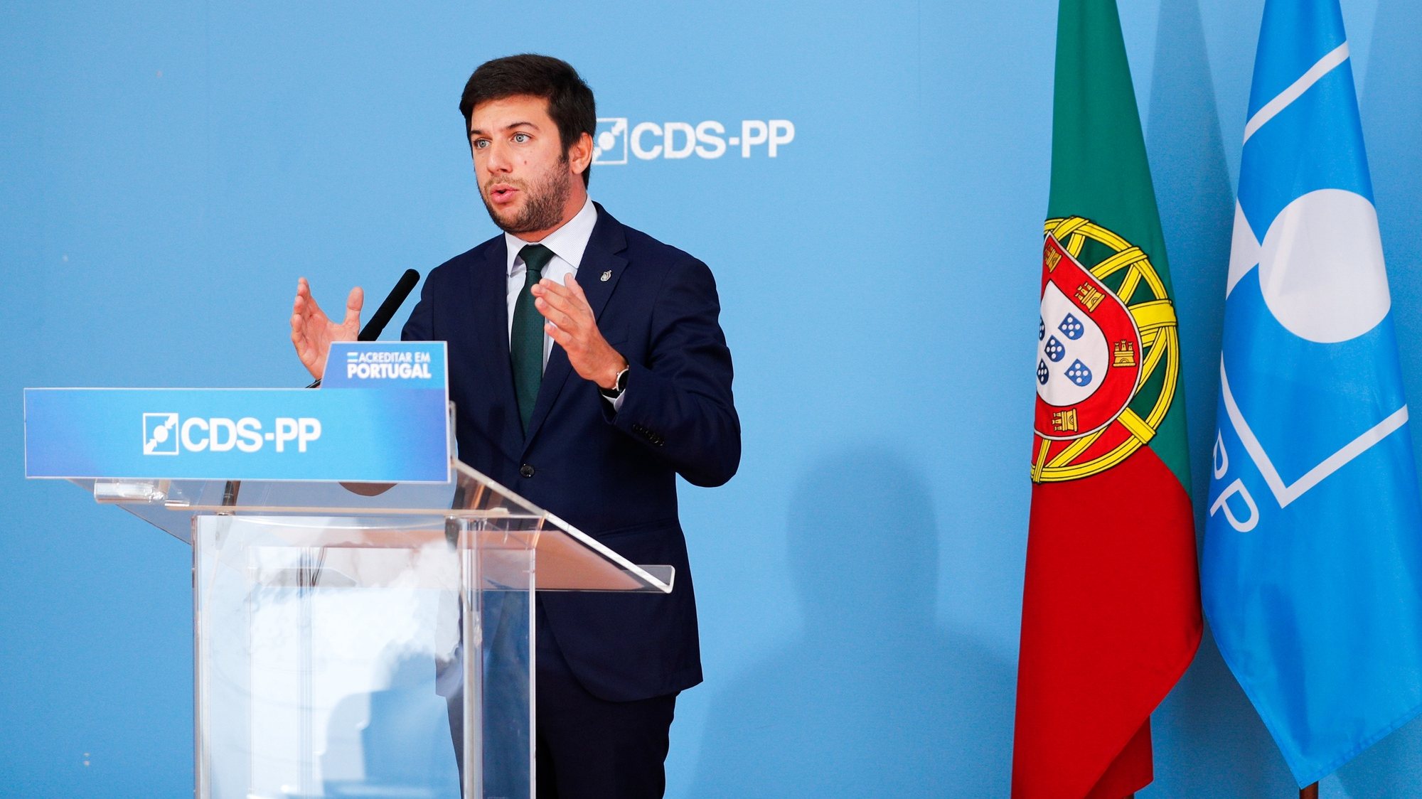 O presidente do CDS-PP, Francisco Rodrigues dos Santos, durante a conferência de imprensa para a apresentação de propostas saúde de combate à pandemia da covid-19 no Orçamento do Estado (OE2021), em Lisboa, 03 de novembro de 2020. ANTÓNIO COTRIM/LUSA