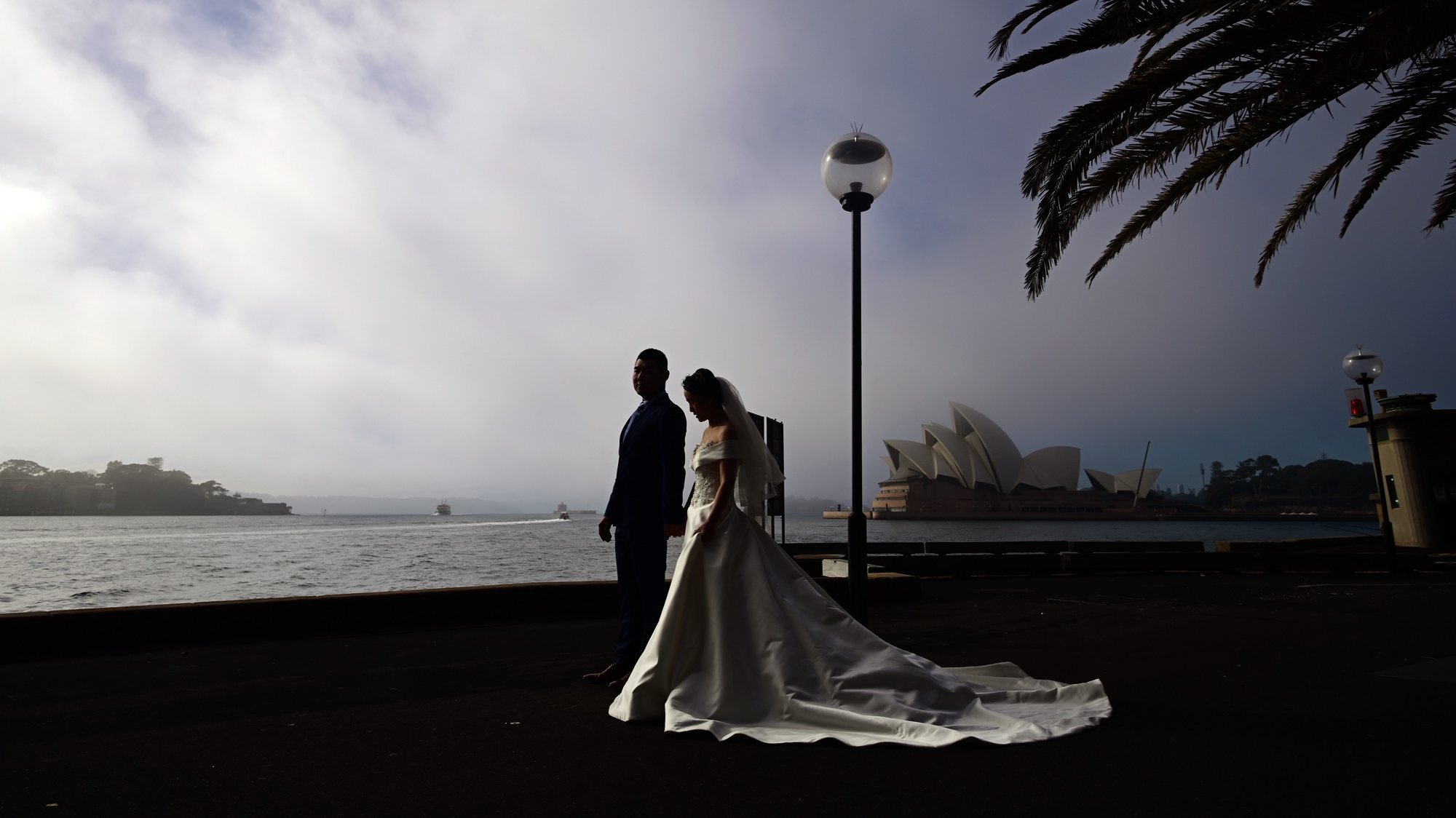 epa08431117 A couple poses for a wedding photo during morning fog in Sydney, Australia, 19  May 2020.  EPA/JOEL CARRETT AUSTRALIA AND NEW ZEALAND OUT