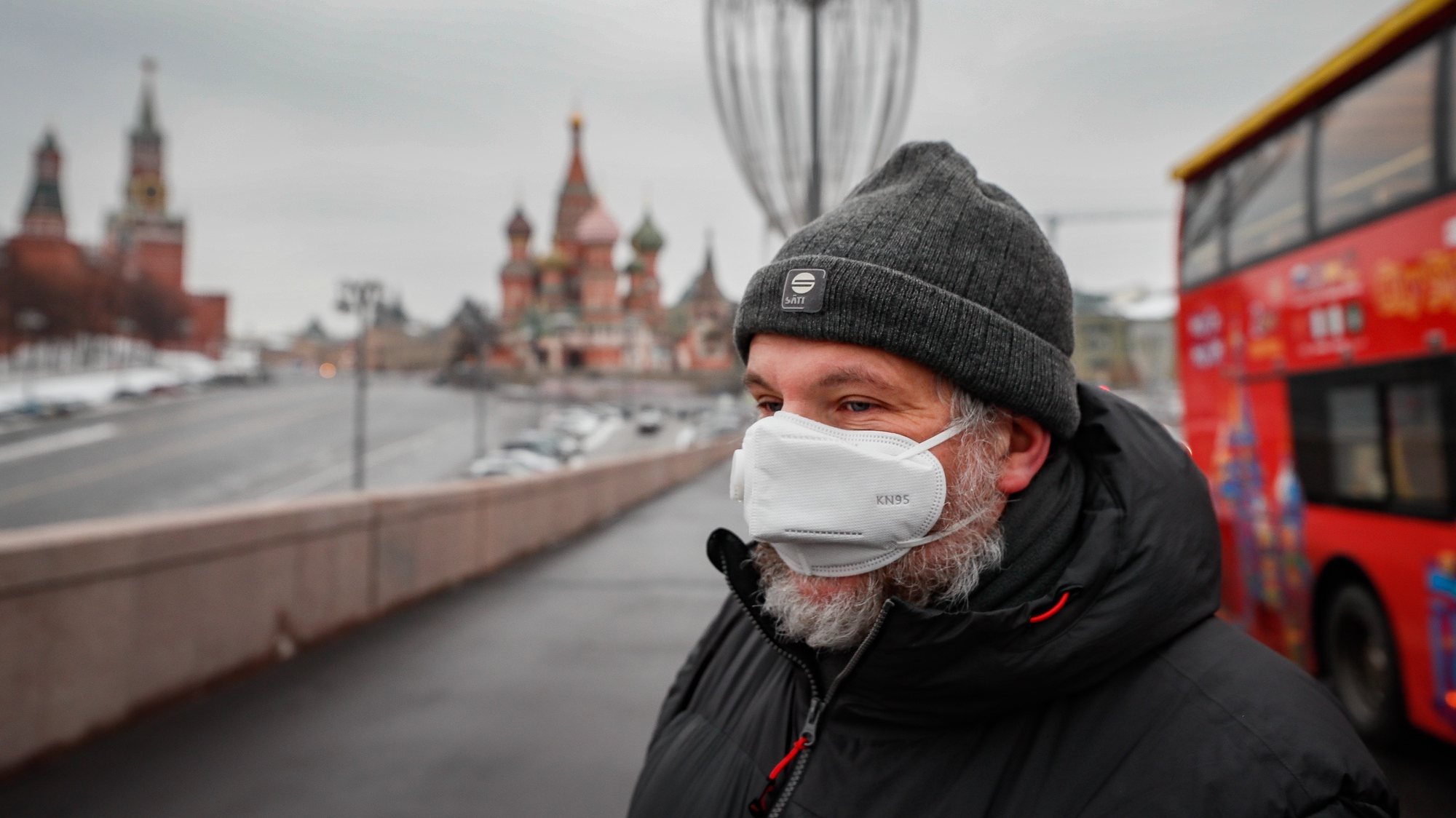 epa08862144 A man wears a mask in Moscow, Russia, 04 December 2020.  EPA/YURI KOCHETKOV