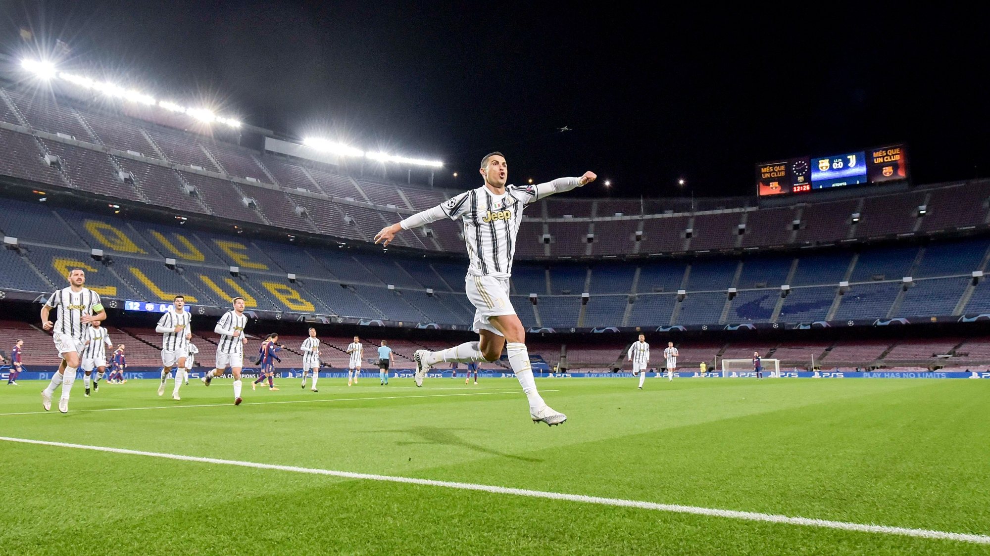 Ronaldo abriu e fechou a vitória da Juventus em Camp Nou, levando nesta altura 14 golos nos últimos 13 jogos fora frente ao Barcelona
