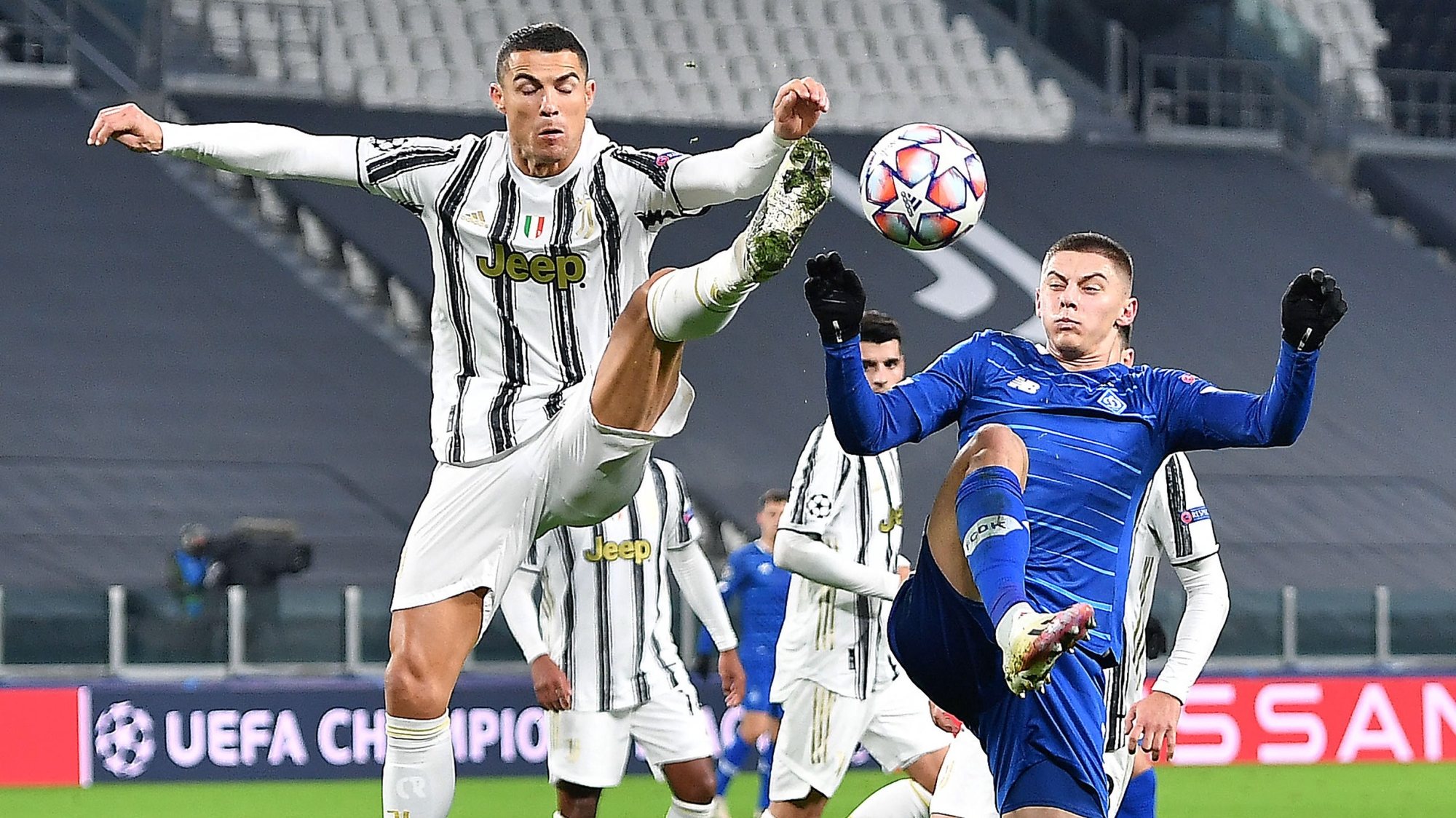 epa08858028 Juventusâ€™ Cristiano Ronaldo(L) in action during the UEFA Champions League Group G soccer match between Juventus FC vs FK Dynamo Kyiv at the Allianz Stadium in Turin, Italy, 2 December 2020.  EPA/ALESSANDRO DI MARCO