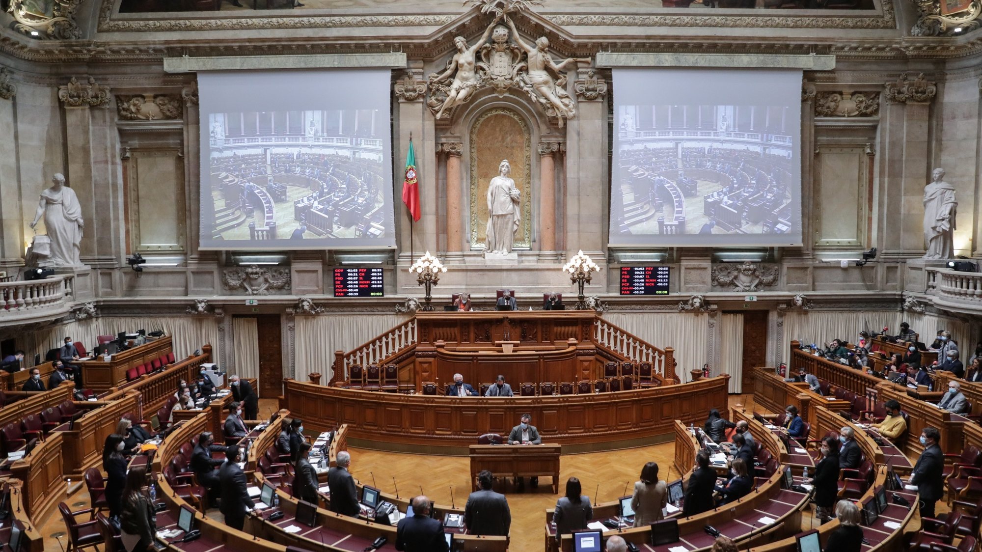 Deputados aprovam o pedido de renovação da aplicação da Declaração do Estado de Emergência, no período de 24 de novembro a 8 de dezembro de 2020, na Assembleia da República em Lisboa, 17 de dezembro de 2020. TIAGO PETINGA/LUSA