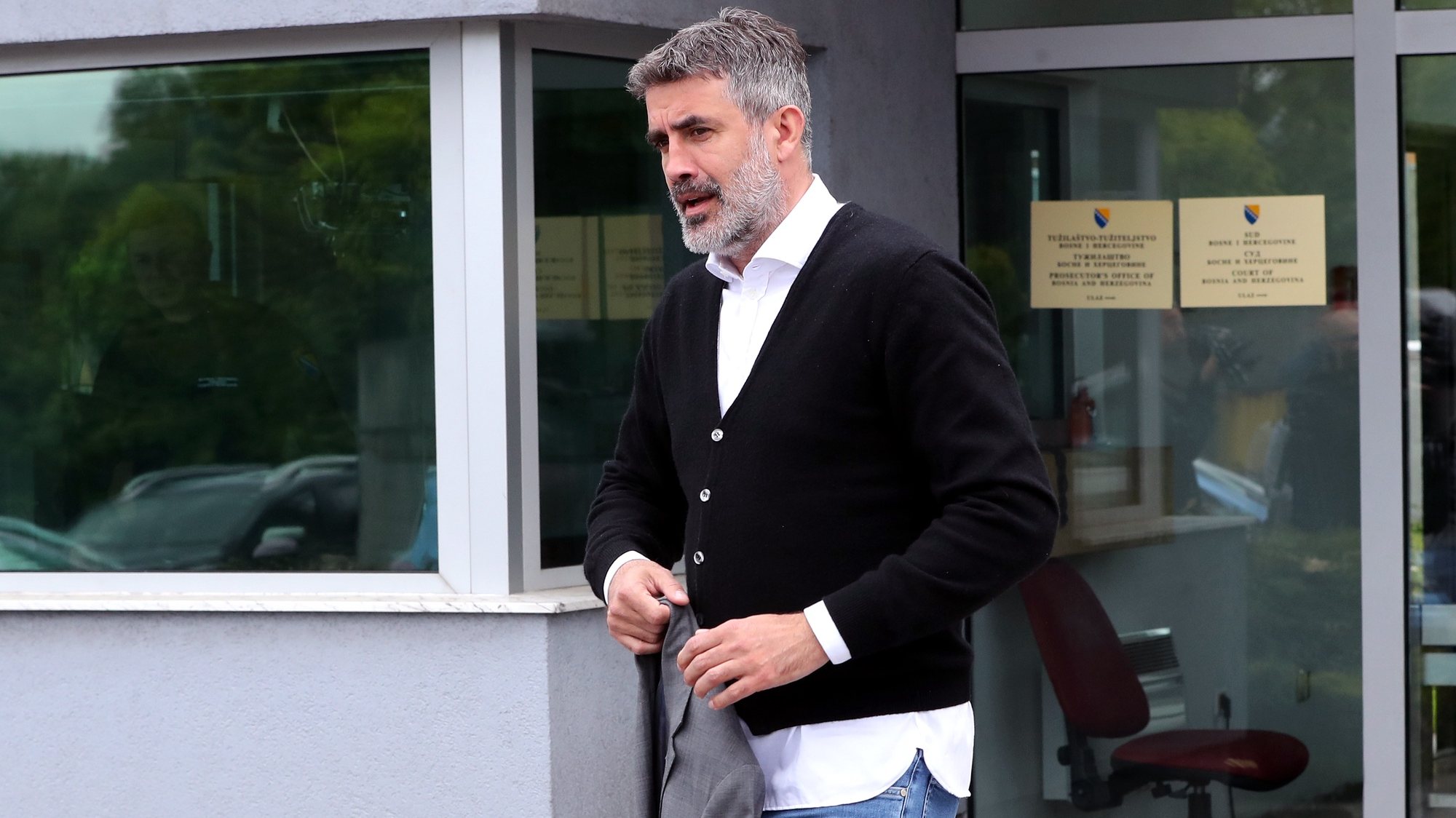 epa09211612 Zoran Mamic, the former coach of Dinamo football club from Zagreb, Croatia, arrives at the State Court of Bosnia and Herzegovina, in Sarajevo, 19 May 2021. Mamic was arrested earlr this morning in the Bosnian village of Medjugorje, some 150 kilometers from Sarajevo, on the basis of an international red warrant on request of Interpol in Zagreb, aimed at extraditing him to Croatia for the execution of a court judgment. Zoran Mamic was sentenced to 4 years and 8 months in prison in Croatia for withdrawing money from the Dinamo Zagreb soccer club.  EPA/FEHIM DEMIR