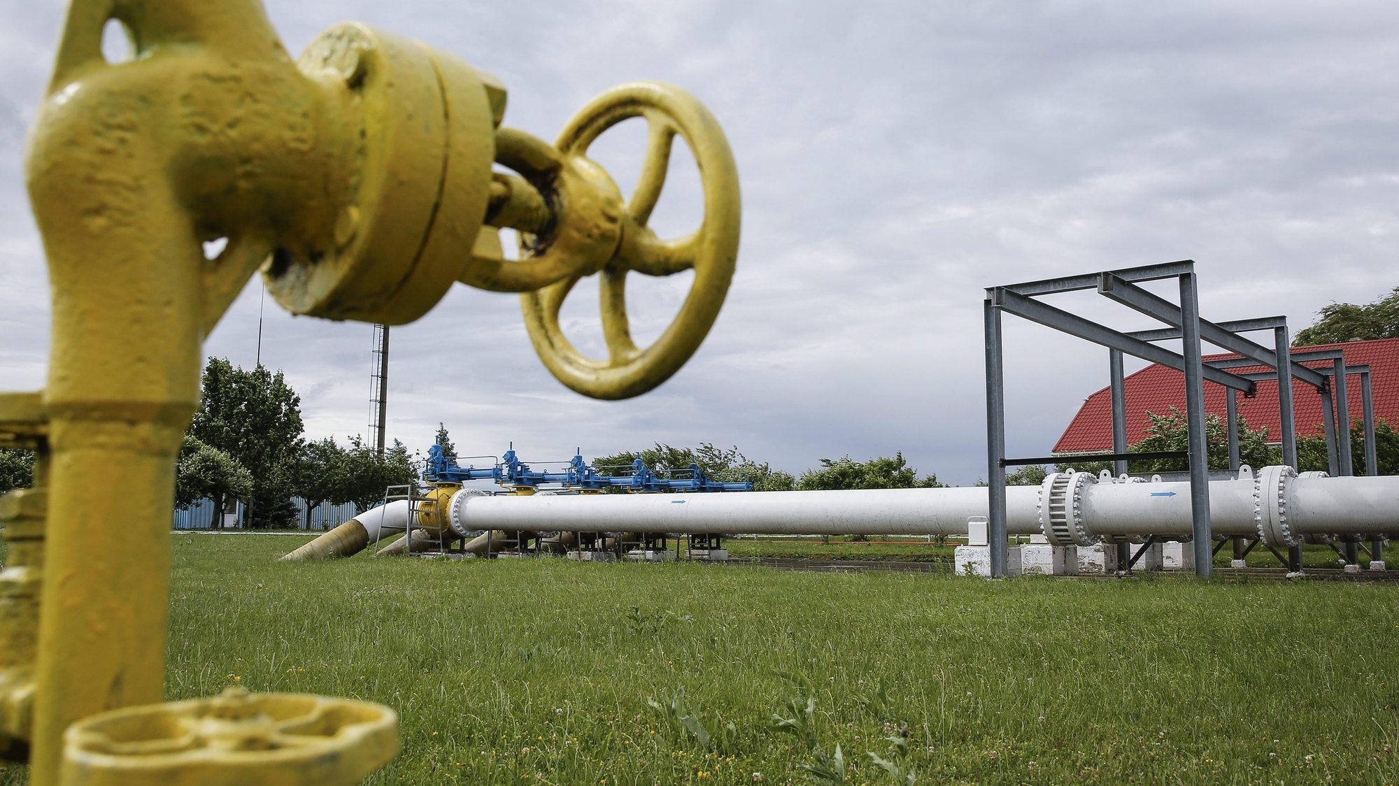 epa04770409 A gas pipe line at the gas measuring station in the western Ukrainian city of Uzhgorod, not far on border with Slovakia, 27 May 2015. Cash-strapped Ukraine is heavily dependent on energy from Russia and is also a key transit country for supplies to Western Europe. The European Union has been mediating in gas disputes between the two sides, whose relations are strained by the conflict in eastern Ukraine.  EPA/ROMAN PILIPEY