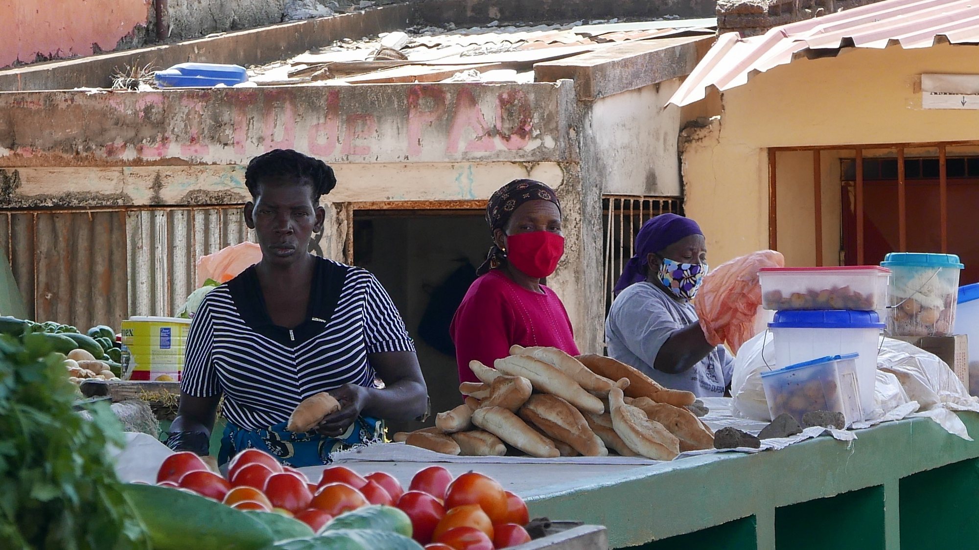 Vendedoras vendem os seus produtos num mercado em Maputo, Moçambique, 02 de novembro de 2020. As bancas do mercado grossista do Zimpeto, famosas por terem quase sempre batatas e cebolas frescas, ressentiram-se, tendo em conta que o mercado interno não consegue alimentar um dos principais pontos de abastecimento da capital moçambicana. (ACOMPANHA TEXTO DA LUSA DO DIA 22 DE NOVEMBRO DE 2020). LUÍSA NHANTUMBO/LUSA