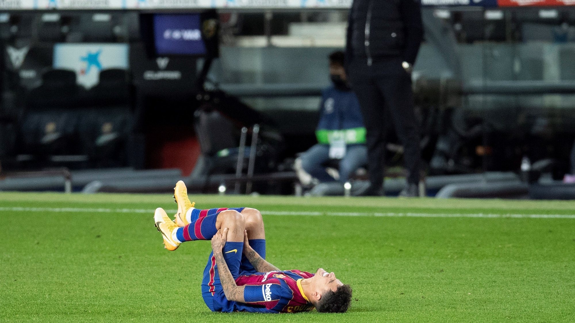 epa08910324 Barcelona&#039;s Brazilian midfielder Philippe Coutinho reacts in pain due to an injury during the Primera Division LaLiga match held between FC Barcelona and Eibar at the Camp Nou in Barcelona, Spain, 29 December 2020.  EPA/Alejandro Garcia
