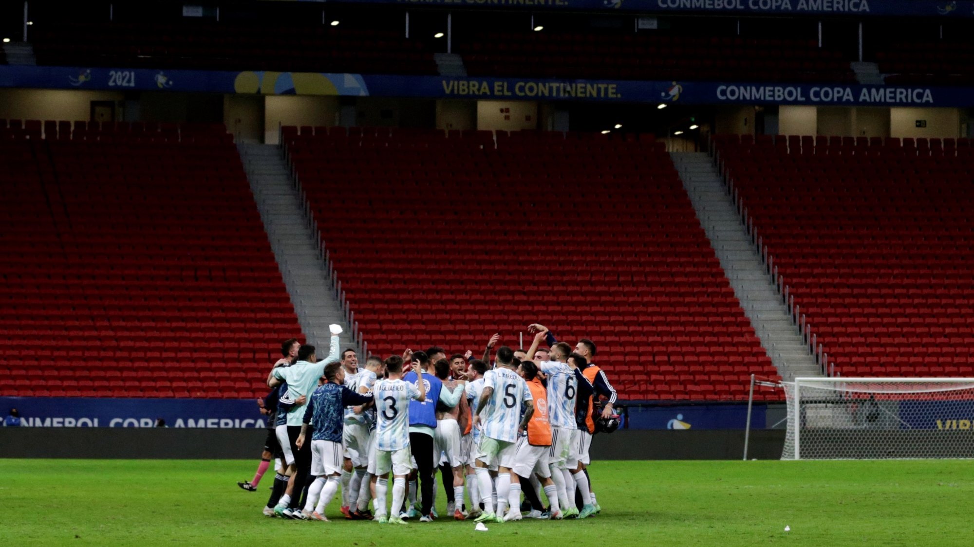 epa09327677 Argentina&#039;s players celebrate after defeating Colombia in the penalty shootout, at the conclusion of the Copa America semifinal soccer match between Argentina and Colombia at Mane Garrincha stadium in Brasilia, Brazil, 06 July 2021.  EPA/FERNANDO BIZERRA