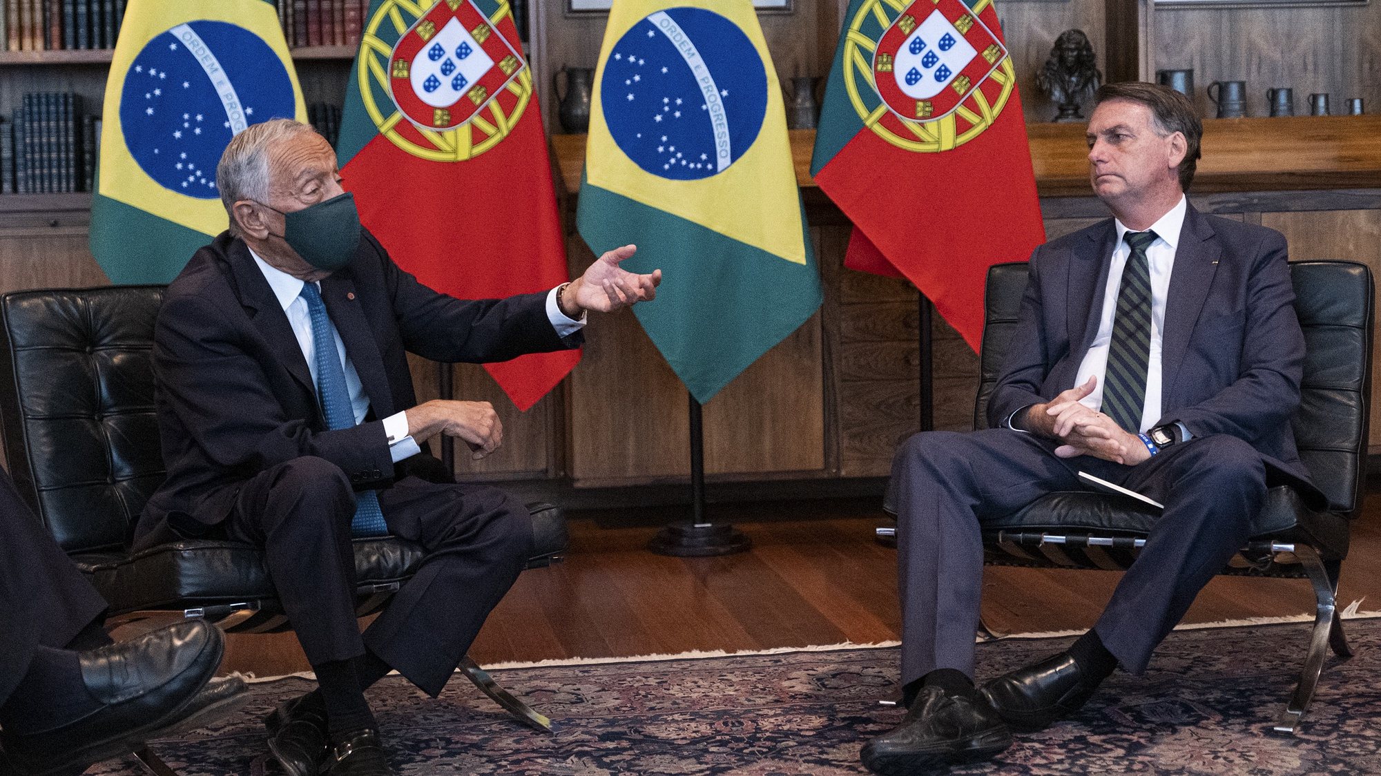 O Presidente da República de Portugal, Marcelo Rebelo de Sousa (E), conversa com o Presidente da República do Brasil, Jair Bolsonaro (D) durante o encontro no Palácio da Alvorada, em Brasília, Brasil, 2 de Agoto de 2021. FOTO RUI OCHÔA/ PRESIDÊNCIA DA REPÚBLICA/ LUSA
