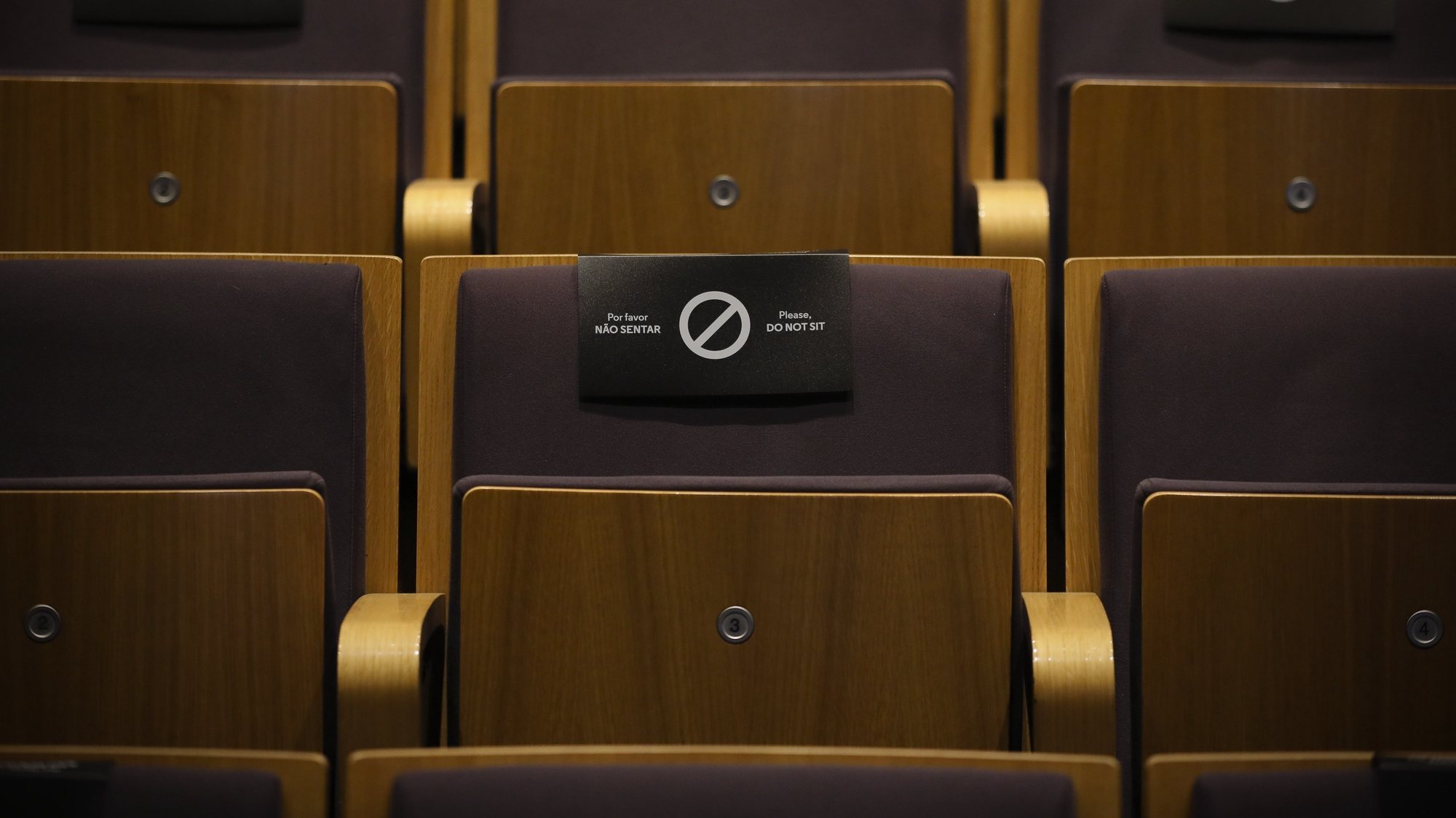 Uma placa numa cadeira alerta para o distanciamento social numa sala de espetáculos  do Teatro Municipal Rivoli, Porto, 28 de julho de 2020. JOSÉ COELHO/LUSA