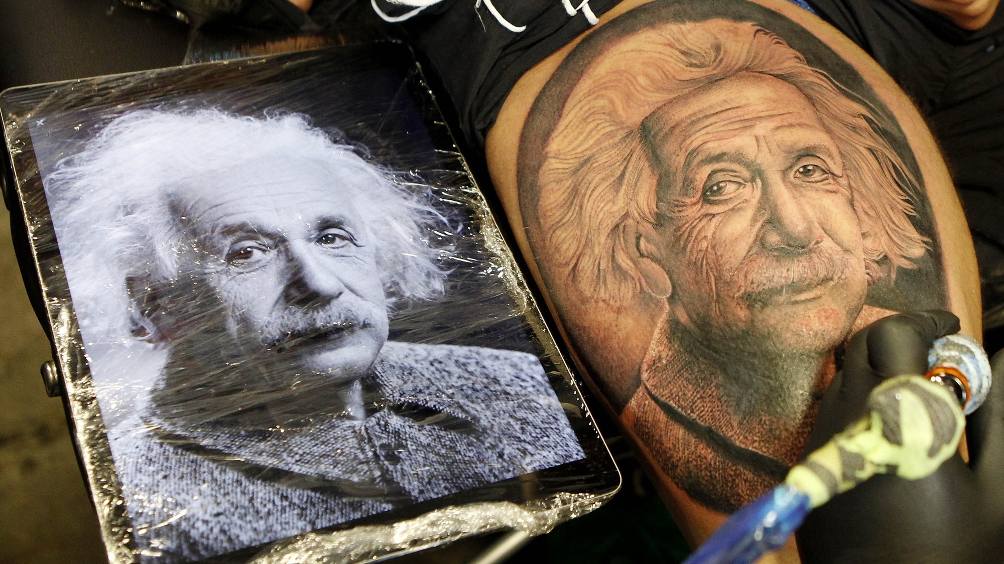 epa06781696 View of a tattoo during the of late scientist Albert Einstein during the Expotatuje Medellin 2018 tattoo convention in Medellin, Colombia, 02 June 2018.  EPA/LUIS EDUARDO NORIEGA A.