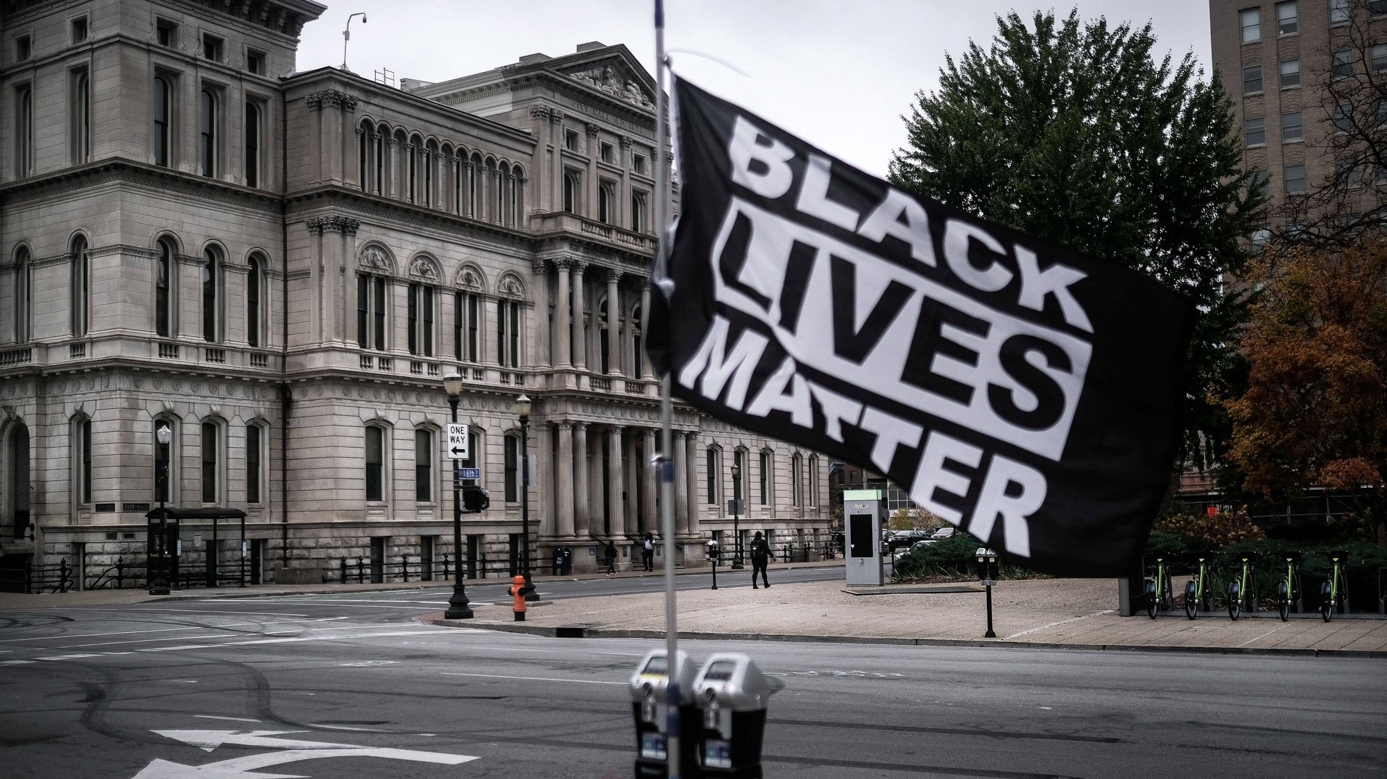 epa08780003 A Black Lives Matter flag flies in downtown Louisville, Kentucky, USA, 26 October 2020 (issued on 28 October 2020). Louisville is deserted, with commerce closed and with multiple tributes to Breonna Taylor, who was murdered by police, at a time when the faith of Bishop Dennis V. Lyons Sr. is trying to give strength to the Democratic party in daily masses.  EPA/MARIO CRUZ  ATTENTION: This Image is part of a PHOTO SET