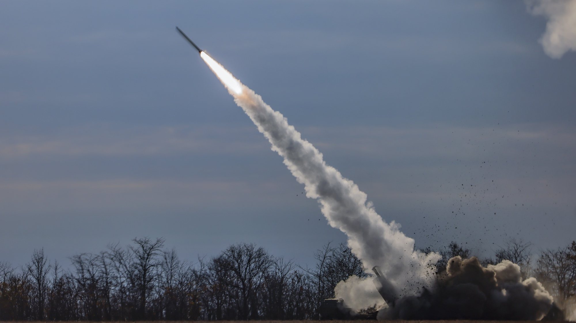 epa10292421 A High Mobility Artillery Rocket System (HIMARS) of Ukrainian army fires close to the frontline at the northern Kherson region, Ukraine, 05 November 2022 (issued 07 November 2022). Russian troops on 24 February entered Ukrainian territory, starting a conflict that has provoked destruction and a humanitarian crisis.  EPA/HANNIBAL HANSCHKE