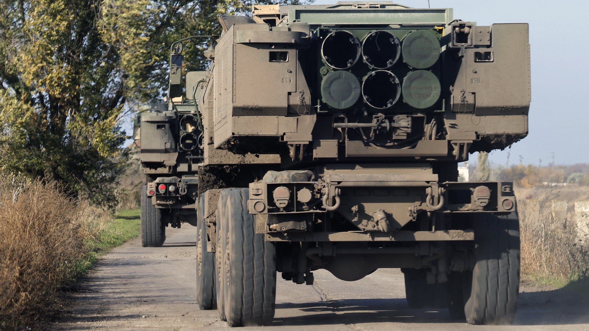 epa10273540 A High Mobility Artillery Rocket System (HIMARS) moves at the northern Kherson region, Ukraine, 29 October 2022. Russian troops on 24 February entered Ukrainian territory, starting a conflict that has provoked destruction and a humanitarian crisis.  EPA/HANNIBAL HANSCHKE