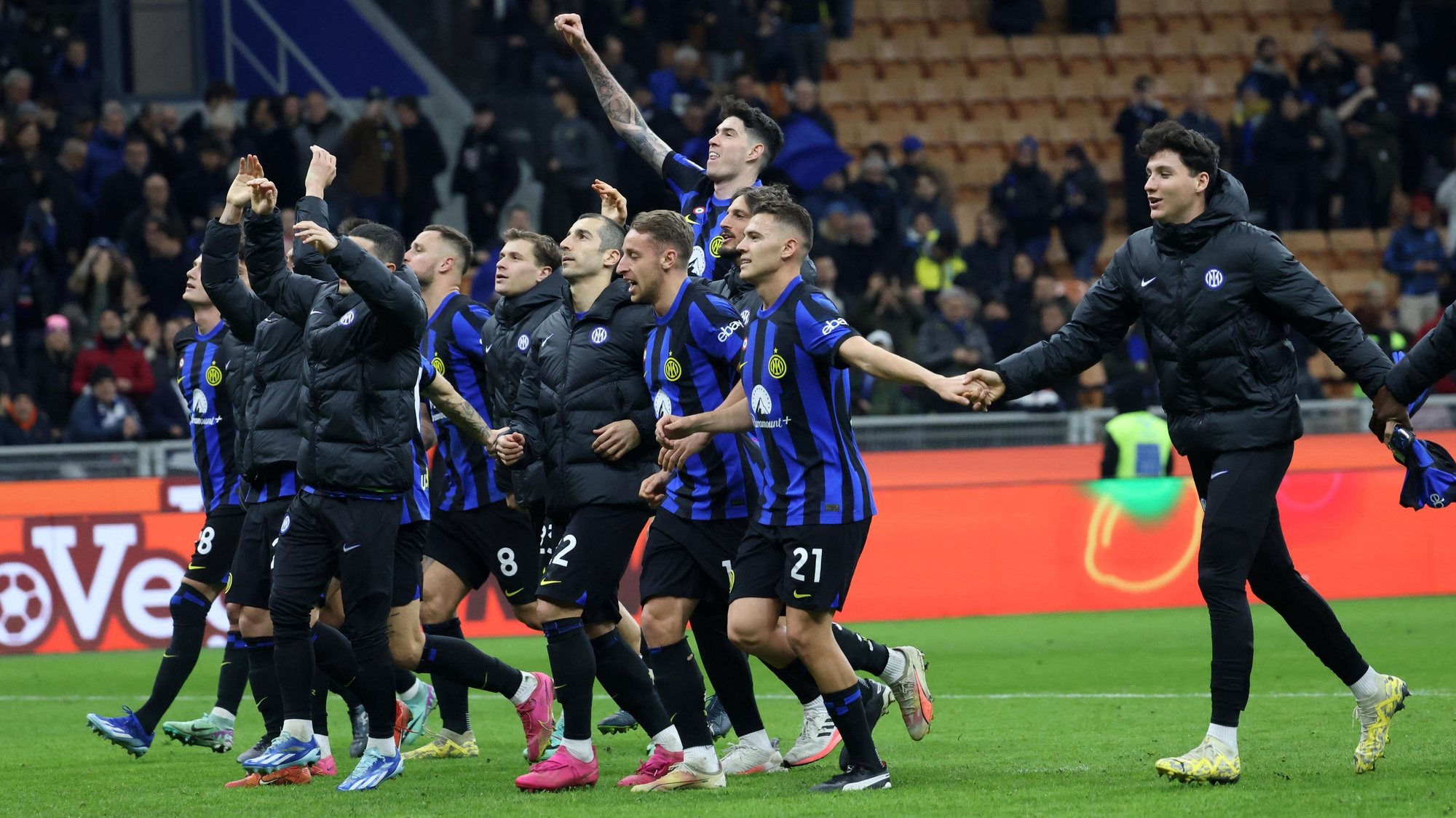 epa11042471 Players of Inter celebrate after winning the Italian Serie A soccer match between FC Inter and US Lecce, in Milan, Italy, 23 December 2023.  EPA/MATTEO BAZZI