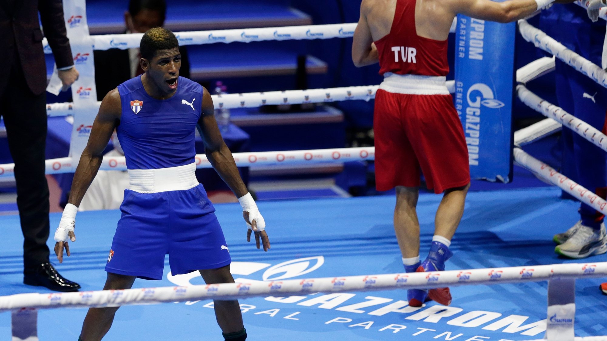 epa09568516 Cuba&#039;s Andy Cruz Gomez (blue) celebrates after defeating Turkey’s Kerem Oezmen (red) during the final bout in the 63.5kg category at the AIBA Men&#039;s World Boxing Championships in Belgrade, Serbia, 06 November 2021.  EPA/ANDREJ CUKIC