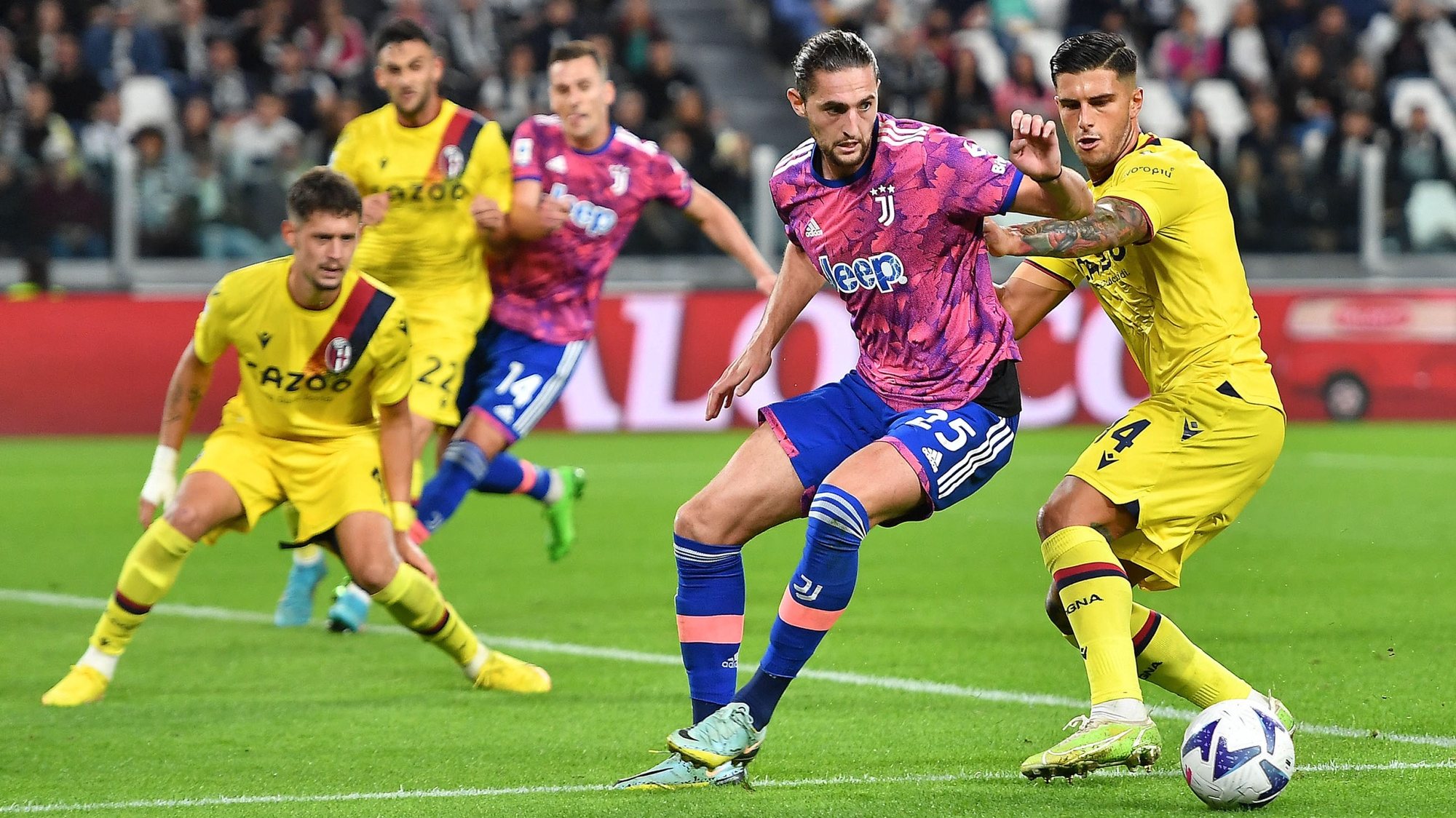 epa10220458 Juventus&#039; Adrien Rabiot (2-R) in action against Bologna&#039;s Kevin Bonifazi (R) during the Italian Serie A soccer match between Juventus FC and Bologna FC in Turin, Italy, 02 October 2022.  EPA/Alessandro Di Marco