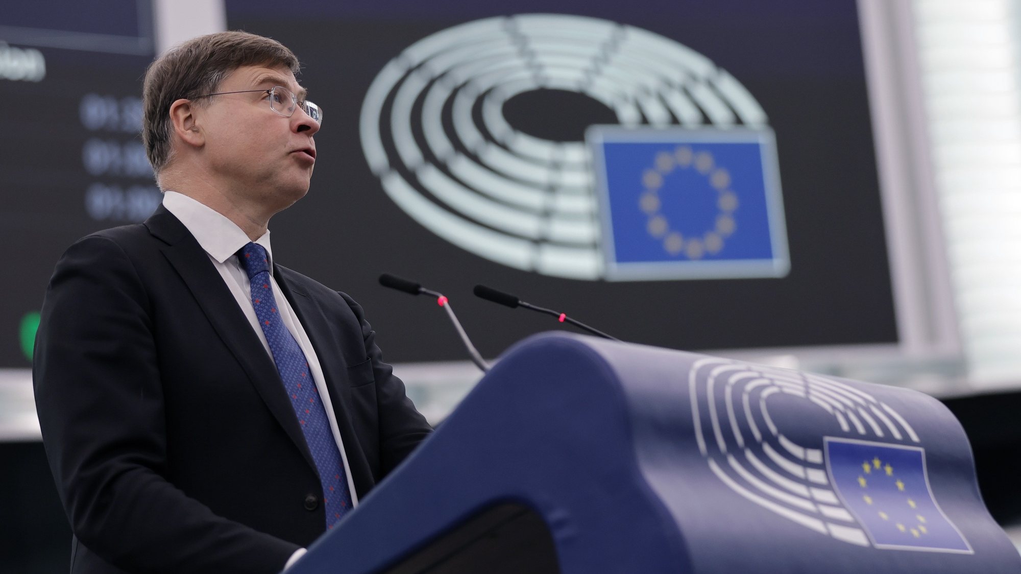 epa10987582 European Commissioner for An Economy that Works for People, Valdis Dombrovskis speaks during a debate on EU/New Zealand Free Trade Agreement at the European Parliament in Strasbourg, France, 21 November 2023. The EU Parliament&#039;s session runs from 20 till 23 November 2023.  EPA/RONALD WITTEK
