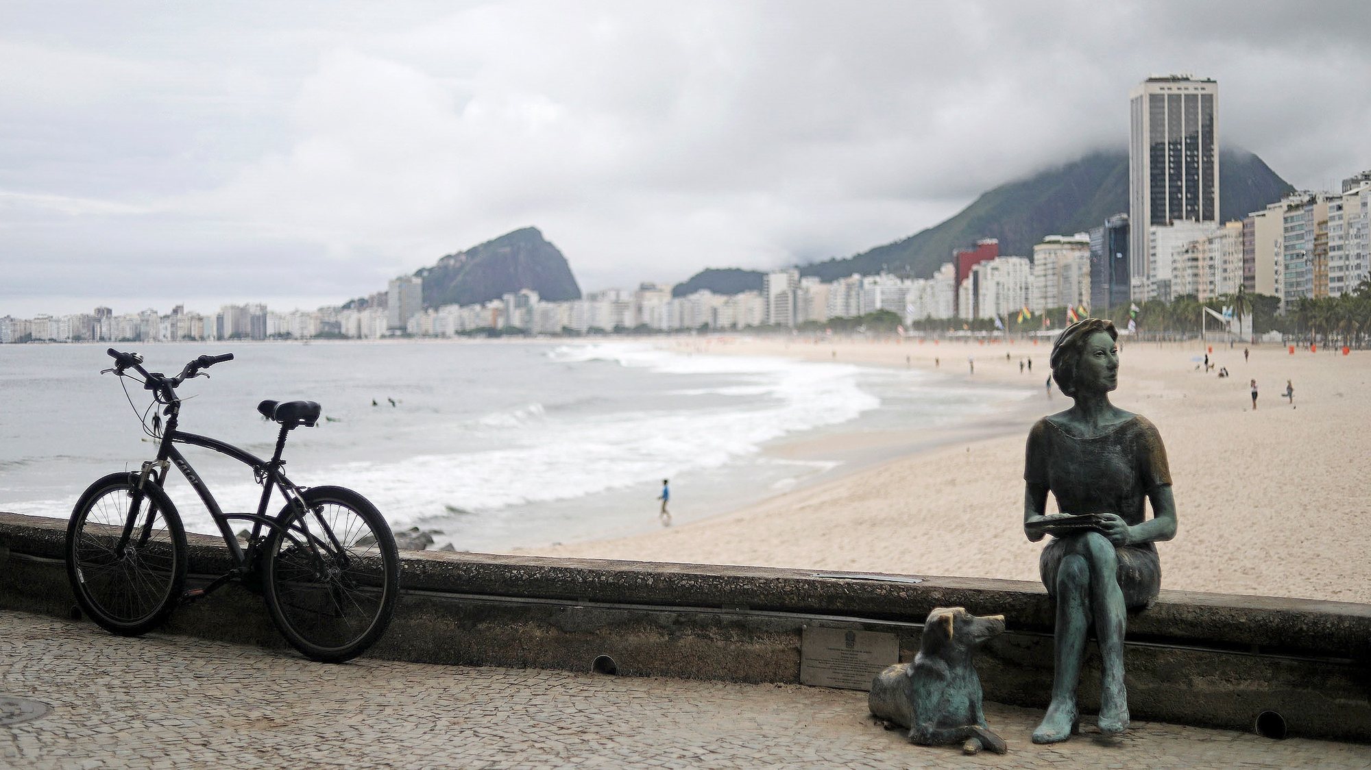 Estátua da escritora ucraniana/brasileira, Clarice Lispector, na praia leme no Rio de Janeiro, Brazil, 10 de dezembro 2020. EPA/FABIO MOTTA