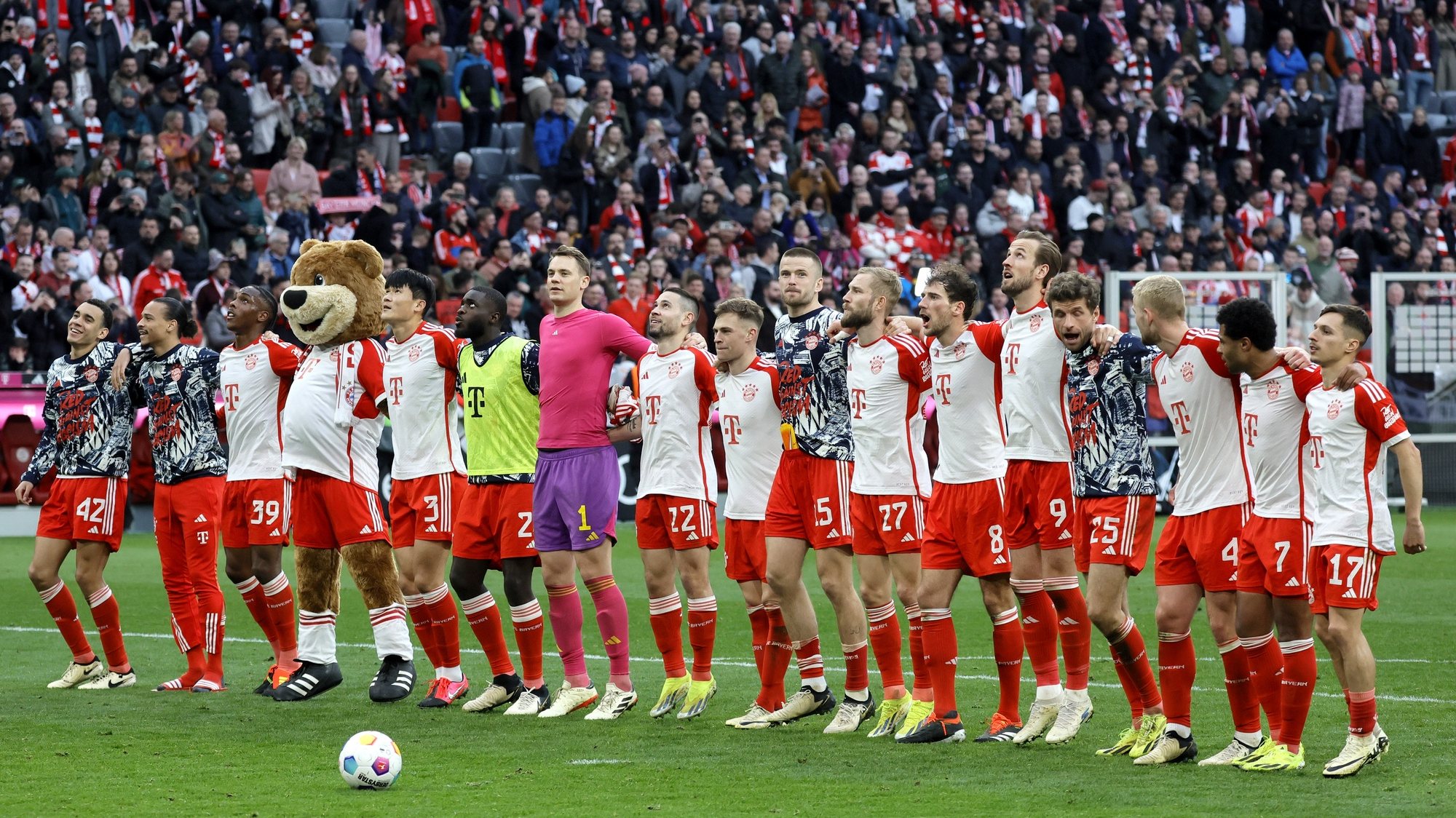 epa11209419 Munich&#039;s players celebrate after winning the German Bundesliga soccer match between FC Bayern Munich and 1.FSV Mainz 05 in Munich, Germany, 09 March 2024.  EPA/RONALD WITTEK CONDITIONS - ATTENTION: The DFL regulations prohibit any use of photographs as image sequences and/or quasi-video.