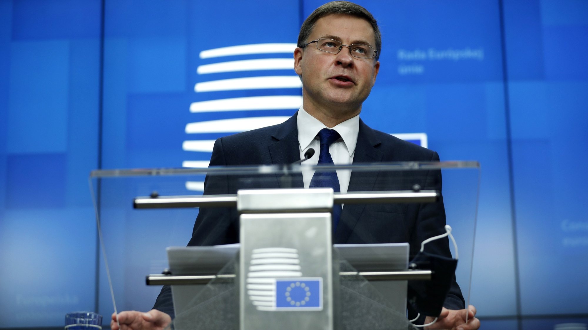 epa08809644 European Commission Vice-President Valdis Dombrovskis addresses a media conference after a meeting of EU trade ministers, in videoconference format, at the European Council building in Brussels, Belgium, 09 November 2020. European Union trade ministers exchanged views on the trade policy review and relations with China and the United States.  EPA/FRANCISCO SECO / POOL