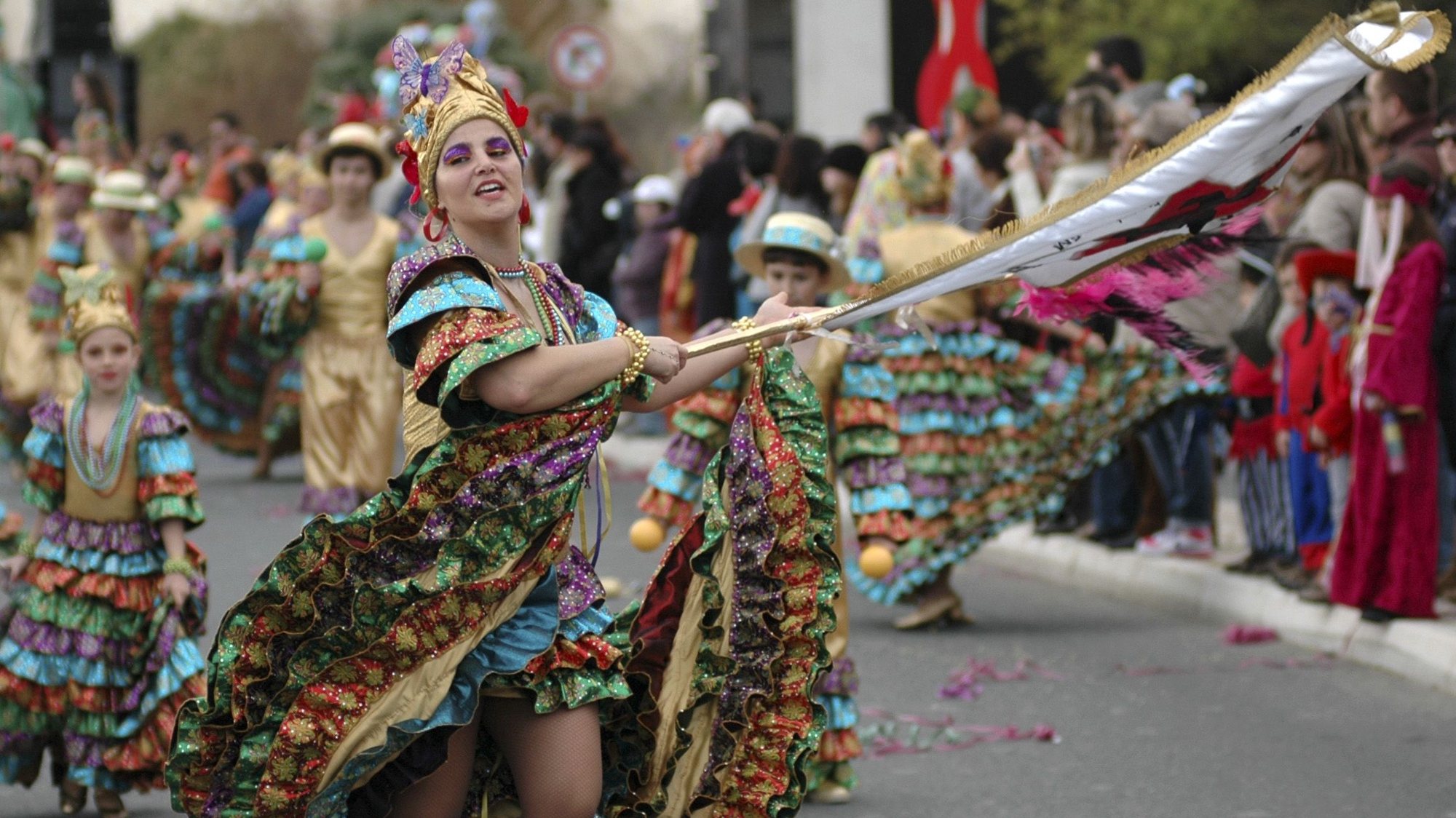 Alegria, música, cor e muito samba deram hoje vida à baía de Sines, onde desfilaram cerca de mil pessoas no corso carnavalesco em 2011
