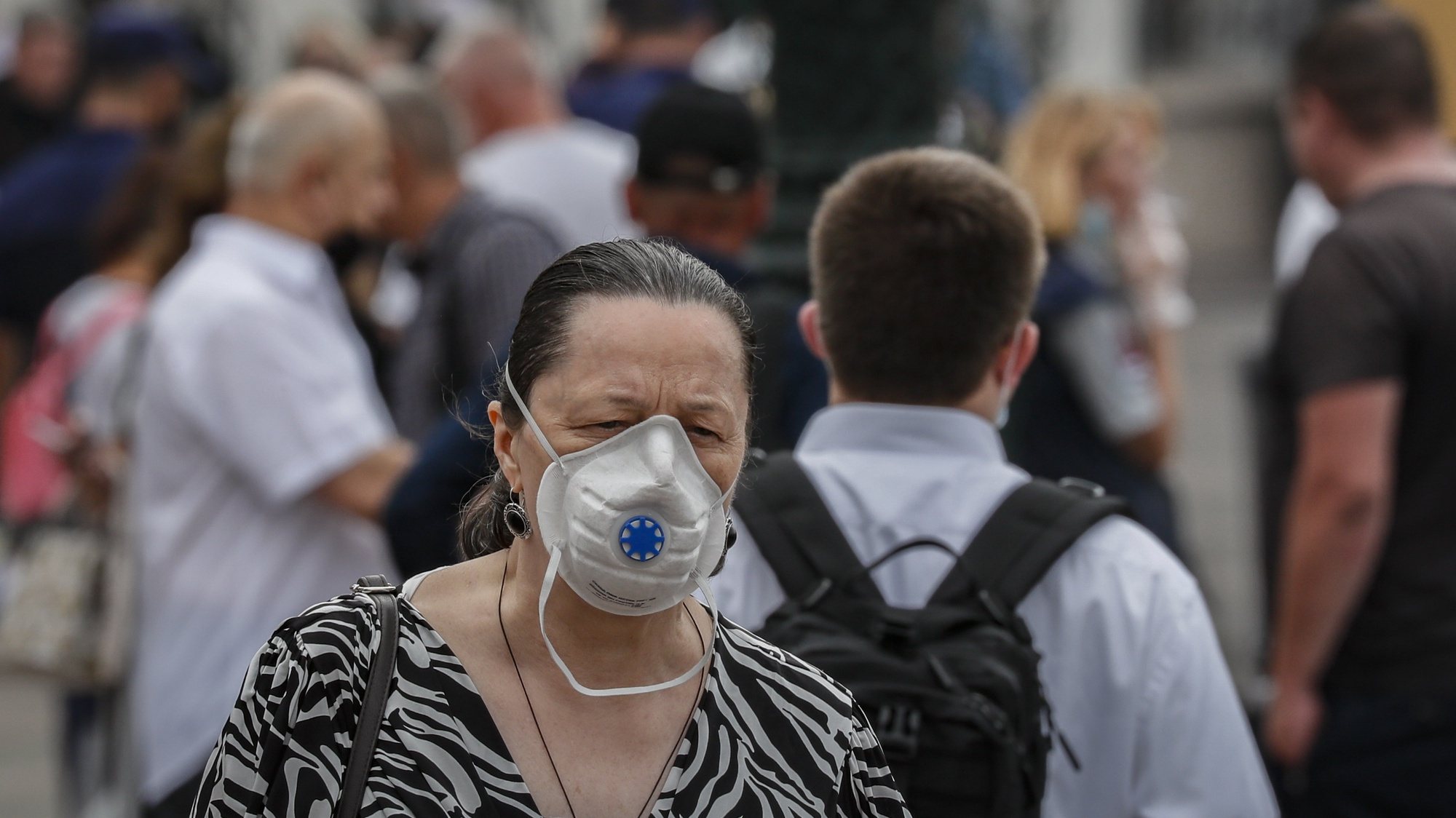 epa09380264 Russian woman wearing a protective face mask on the street in Moscow, Russia 30 July 2021. Moscow Mayor Sergei Sobyanin has canceled the obligation to wear gloves in public places. At the same time, wearing masks remain mandatory during Covid-19 pandemic.  EPA/YURI KOCHETKOV