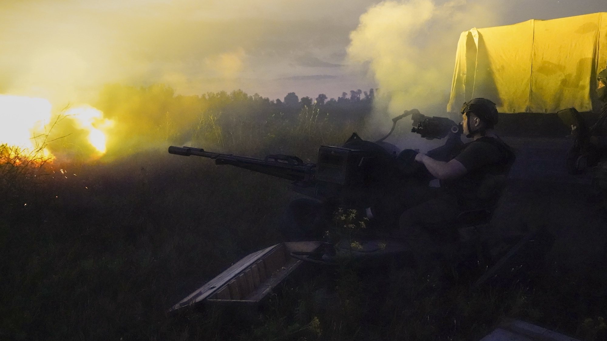 epa10113589 Ukrainian servicemen shoot from an anti-aircraft twin-barreled autocannon Zu-23-2 on a front line in Kharkiv&#039;s area, Ukraine, early morning on 10 August 2022 amid Russia&#039;s military invasion. Russian troops on 24 February entered Ukrainian territory, starting a conflict that has provoked destruction and a humanitarian crisis.  EPA/VASILIY ZHLOBSKY